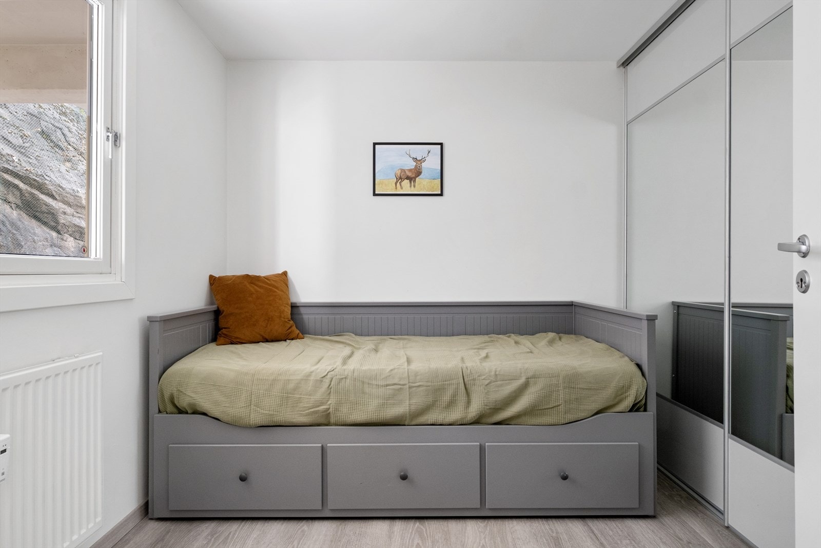 Soverom 2 har god plass til bl.a. seng og skrivebord. Stor skyvedørsgarderobe med god plass til oppbevaring Galleribilde