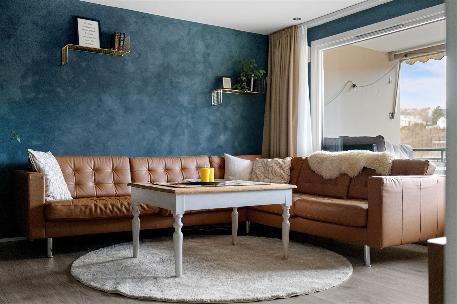 I den romslige stuen er det god plass til møblement som sofa, bord, tv-benk osv. Galleribilde