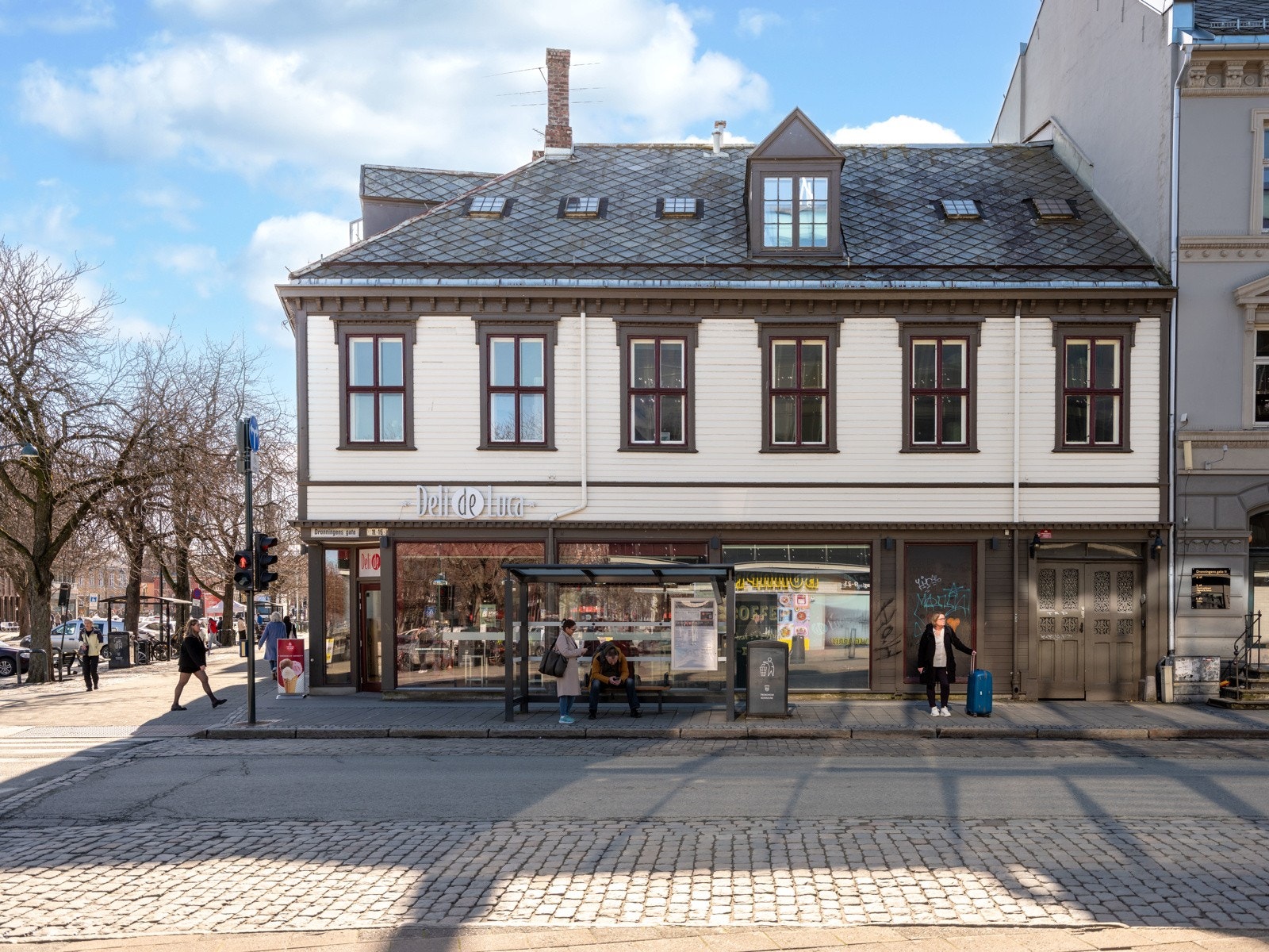 Bygården består i dag av fire leiligheter og to næringsseksjoner. Galleribilde