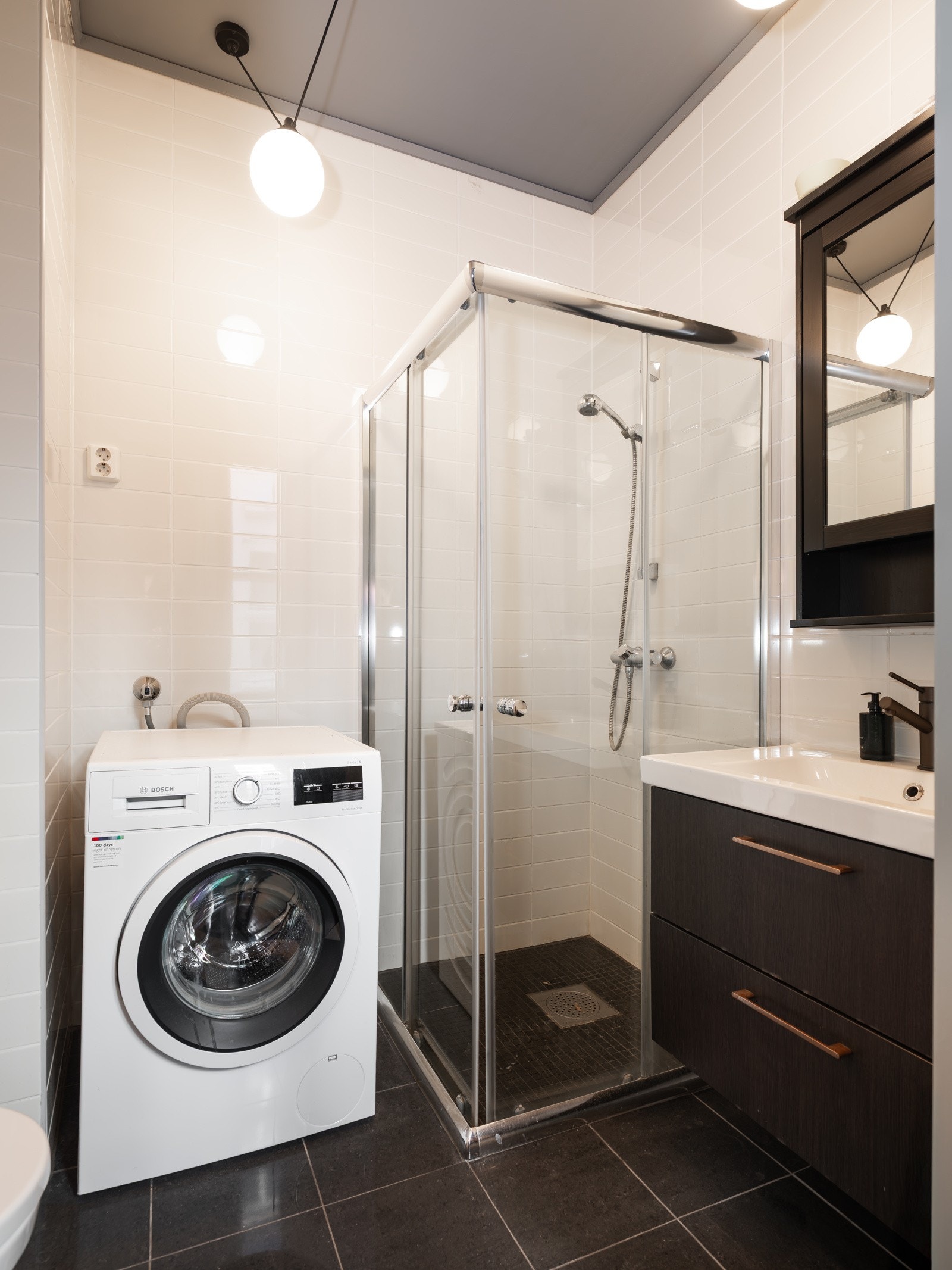 Badet er flislagt på gulv og vegger, og måler 3,5 kvm. Galleribilde
