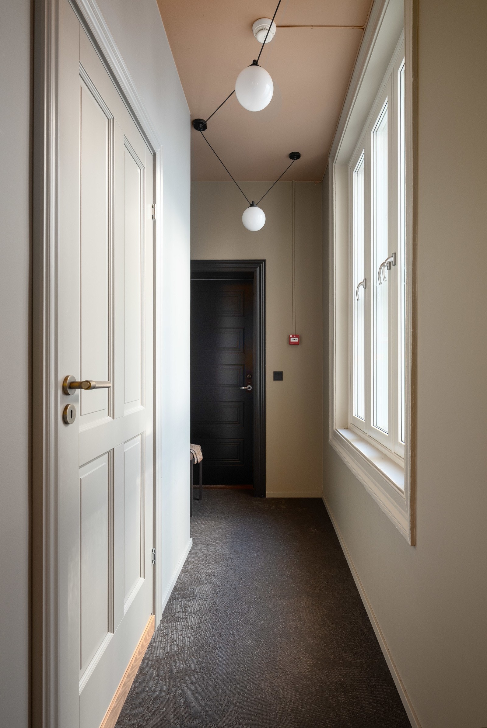 Hele boligen har behagelig gulvvarme og balansert ventilasjon som sørger for et godt inneklima. Galleribilde