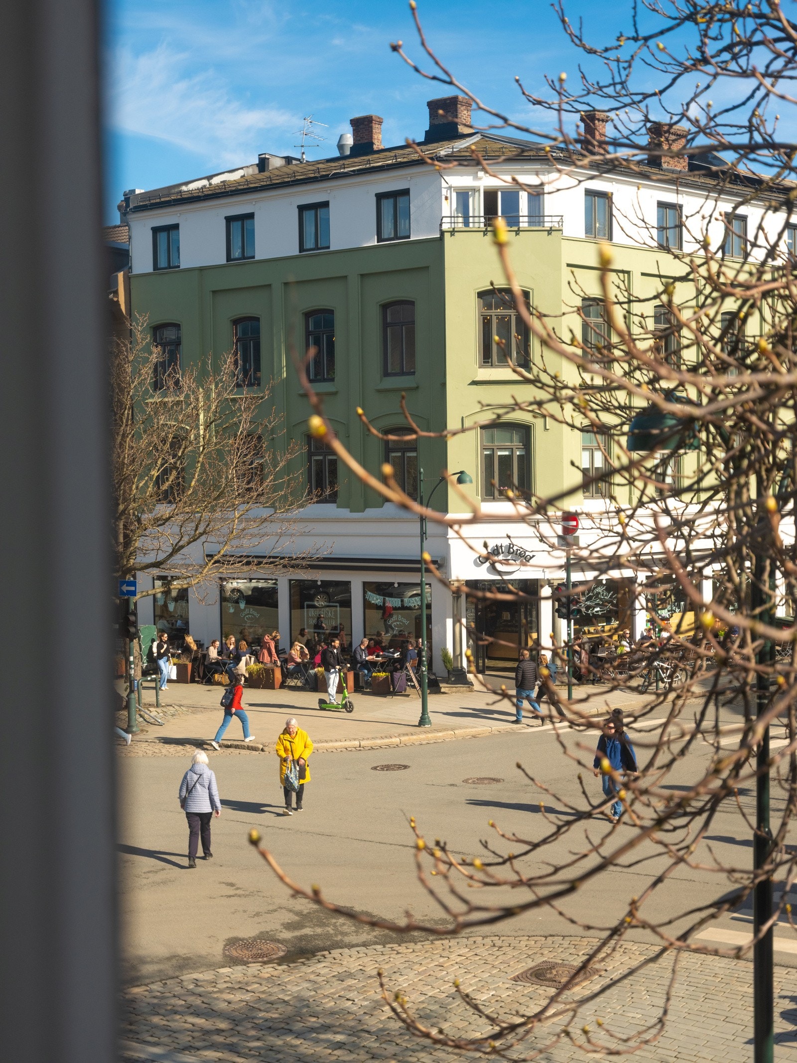 Fra leiligheten har man fin utsikt mot Munkegata, Dronningens gate og over mot Stiftsgården. Galleribilde