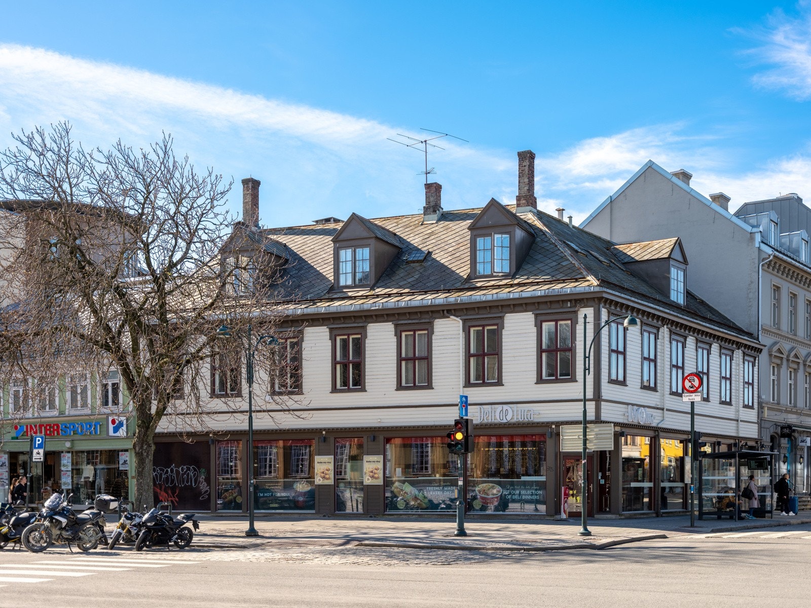 Leiligheten ligger i en historisk bygård som har prydet bybildet i Trondheim helt siden 1803. Galleribilde