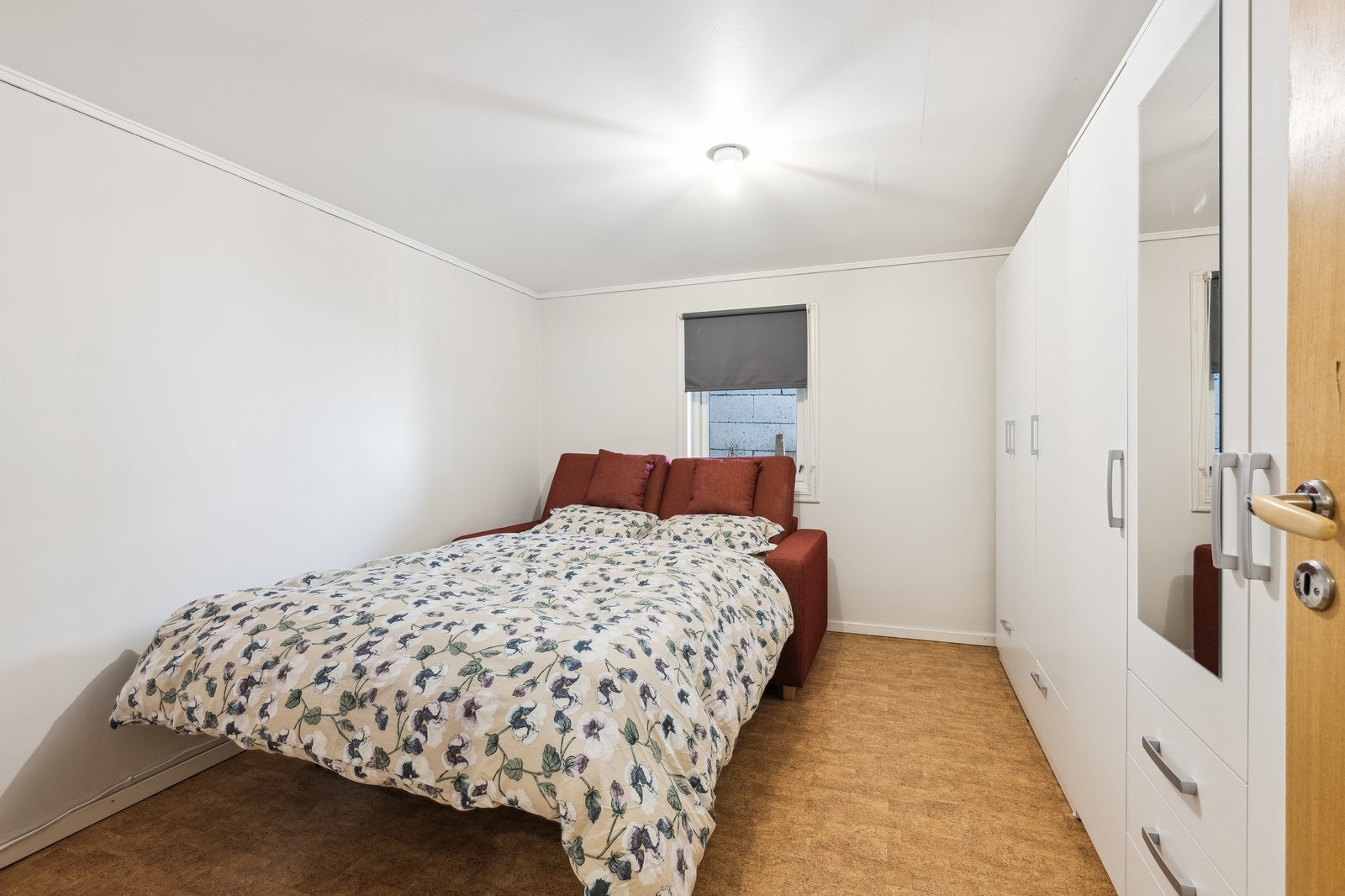 Romslig soverom med stort klesskap Galleribilde