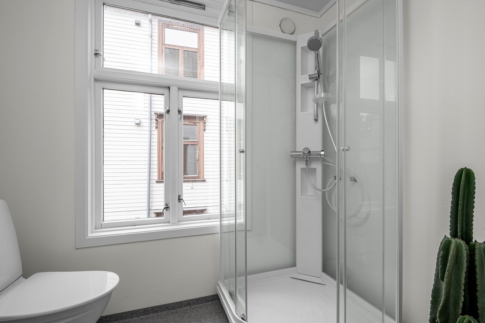 Det er satt inn dusjkabinett, noe som anses svært gunstig for å skåne gulvet. Galleribilde