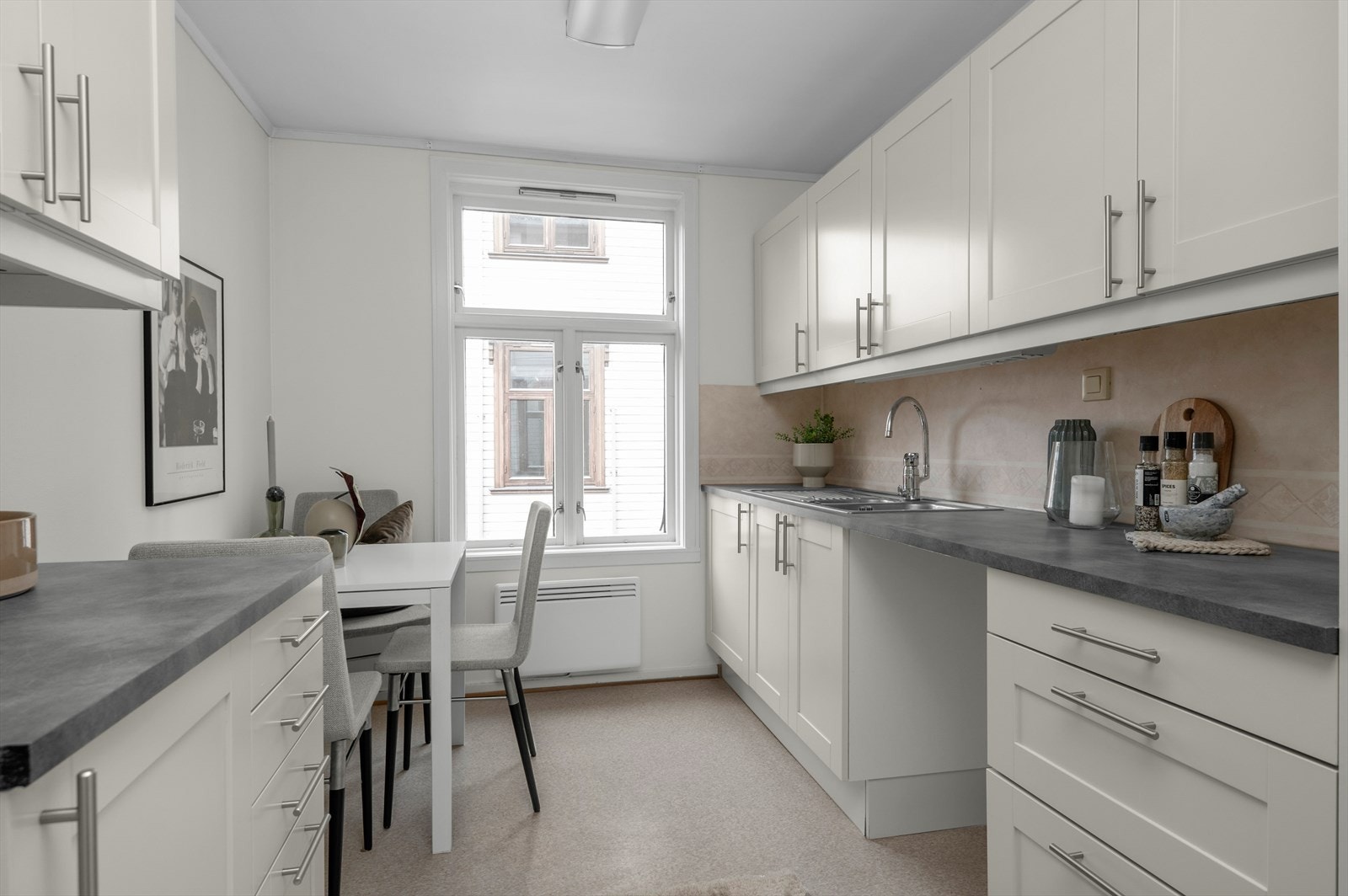 Kjøkkenet er av god størrelse, og rommer 7,8 m². Det er rikelig med skap og oppbevaringsplass. Galleribilde