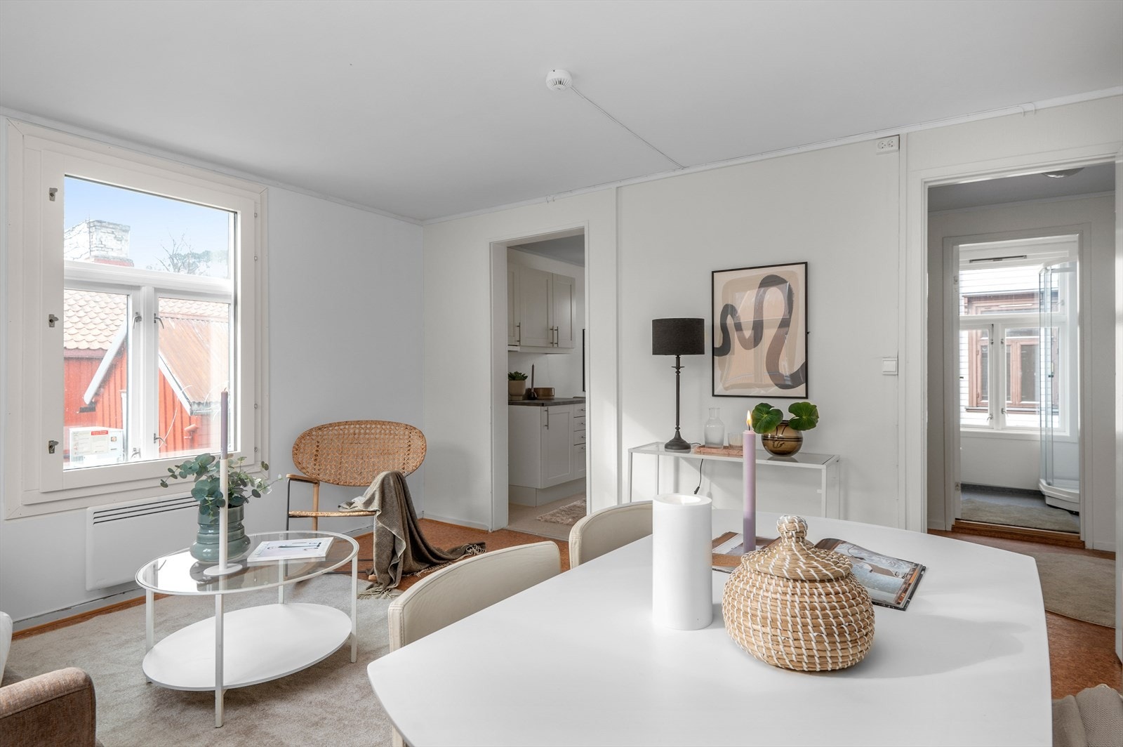 Leiligheten byr på rause vindusflater som forsyner alle rom med naturlig dagslys. Galleribilde