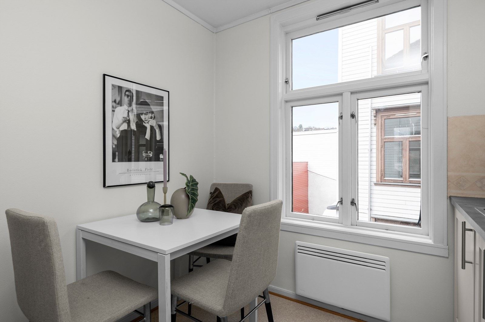 I enden av kjøkkenet er det plass til å etablere en hyggelig spiseseksjon. Galleribilde