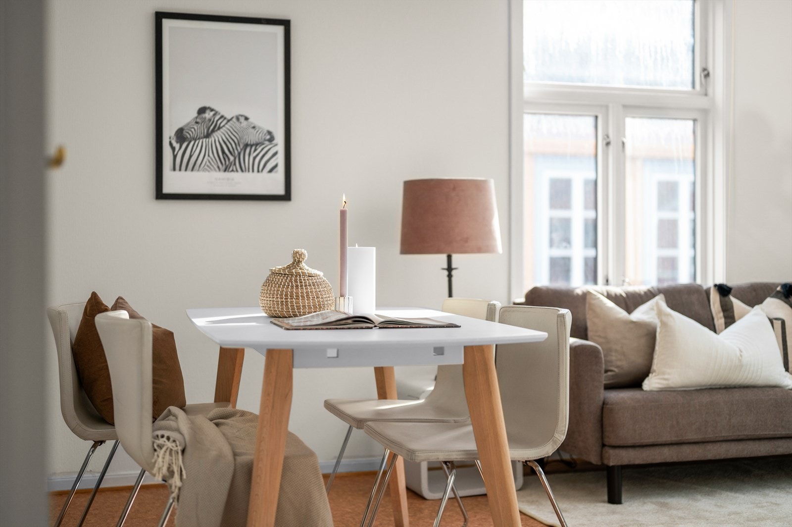 Leiligheten har en lys og åpen stue på 15,5 kvm. Galleribilde