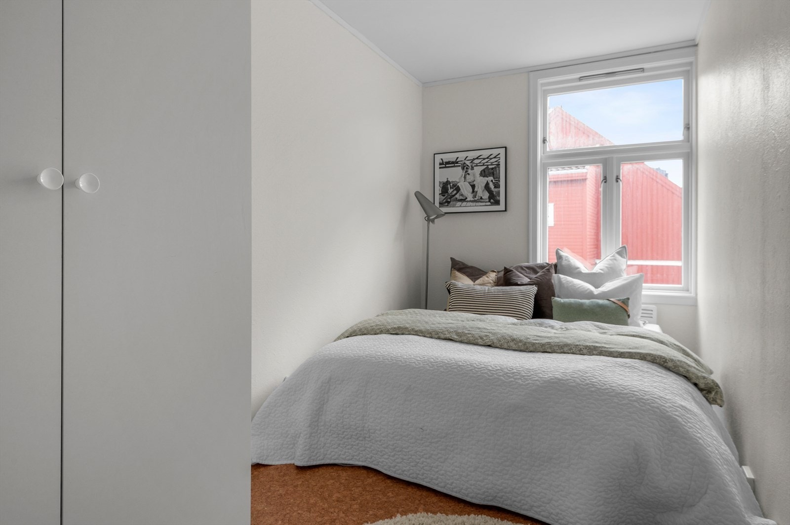 Soverommet rommer 7,5 m², og innehar god plass til dobbeltseng og garderobeskap. Galleribilde