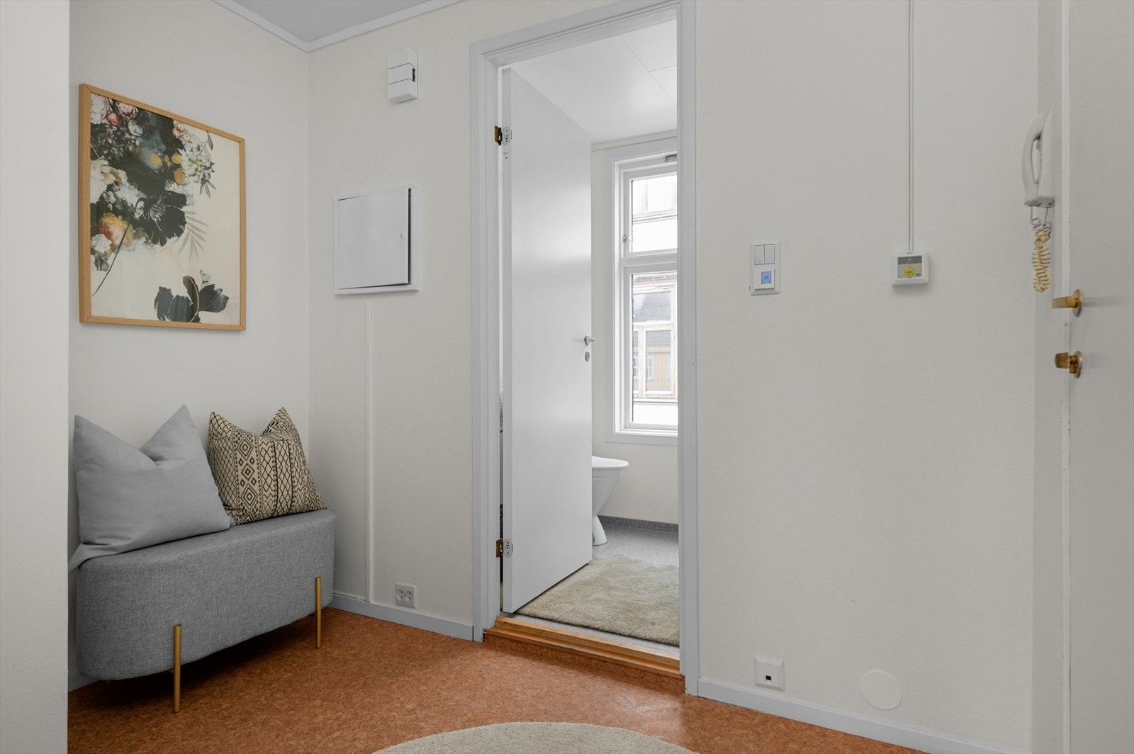 Når man kommer inn i boligen trer man inn i den svært gunstige gangen på 3,8 m², hvor det enkelt kan etableres gode oppbevaringsmuligheter. Galleribilde