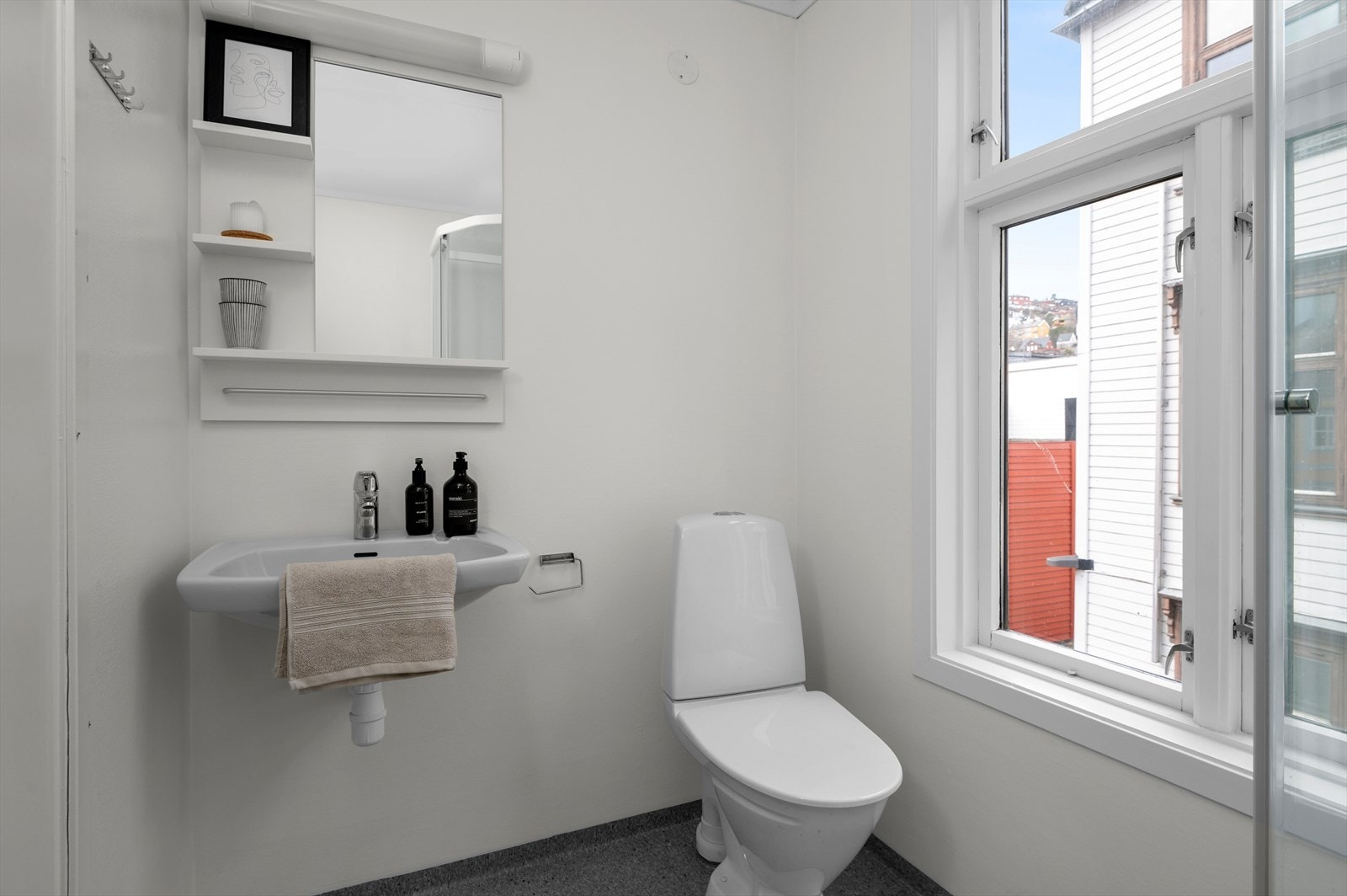 Baderommet strekker seg over 3,3 m². Galleribilde