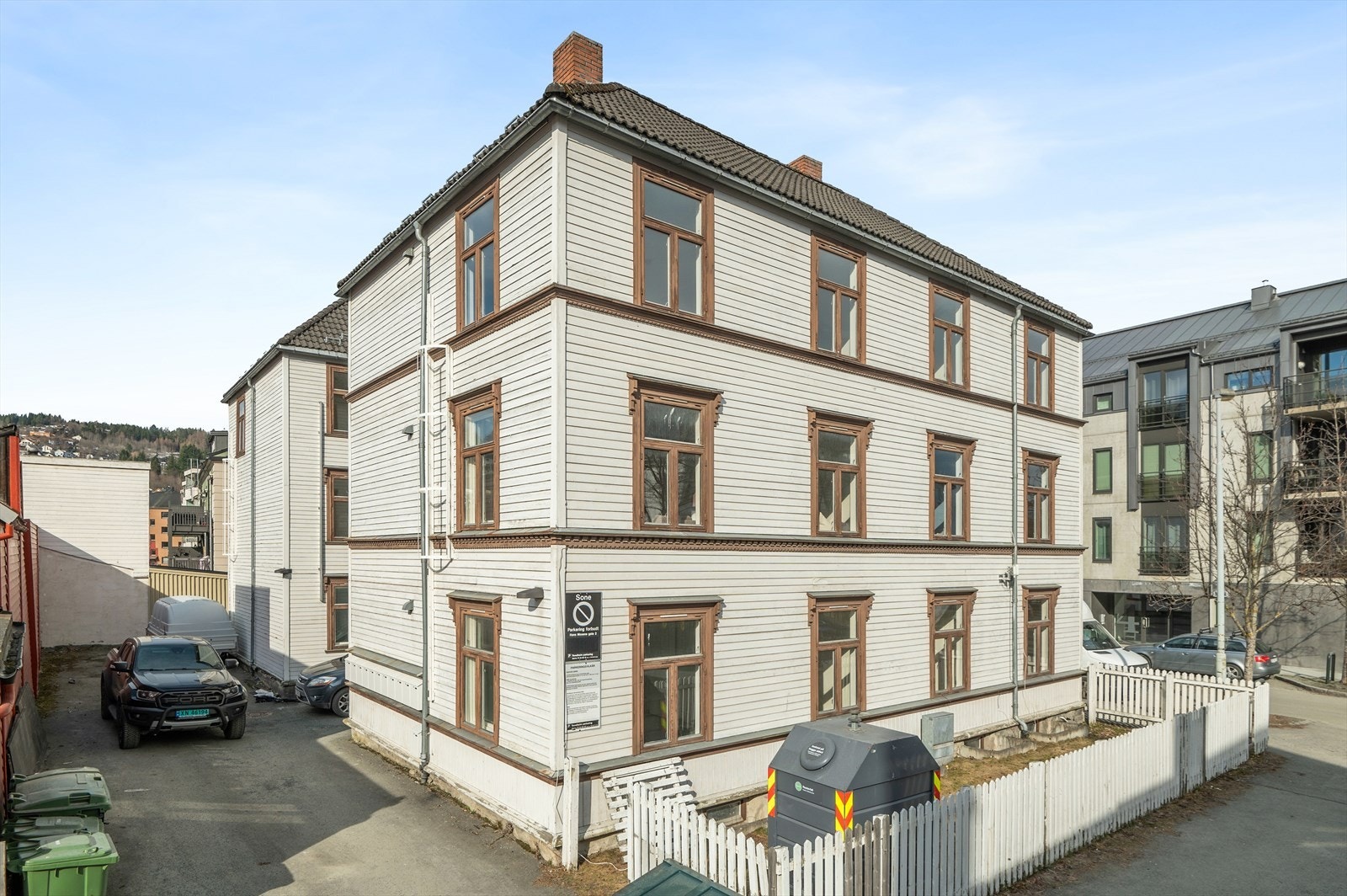 Det er soneparkering i området, samt gateparkering etter gjeldende bestemmelser. Galleribilde