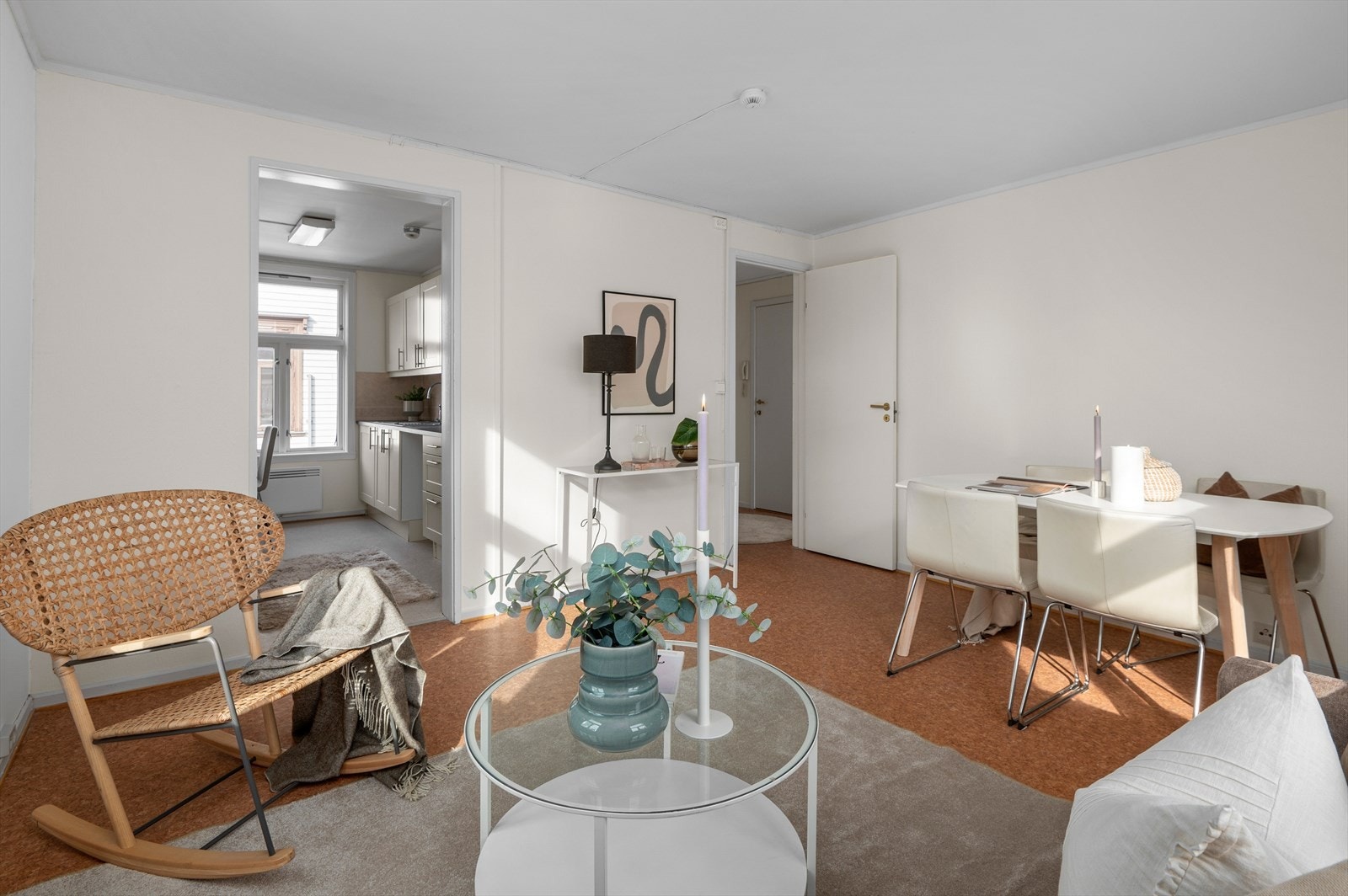 Fra stuerommet er det direkte adkomst til det praktisk adskilte kjøkkenet. Galleribilde