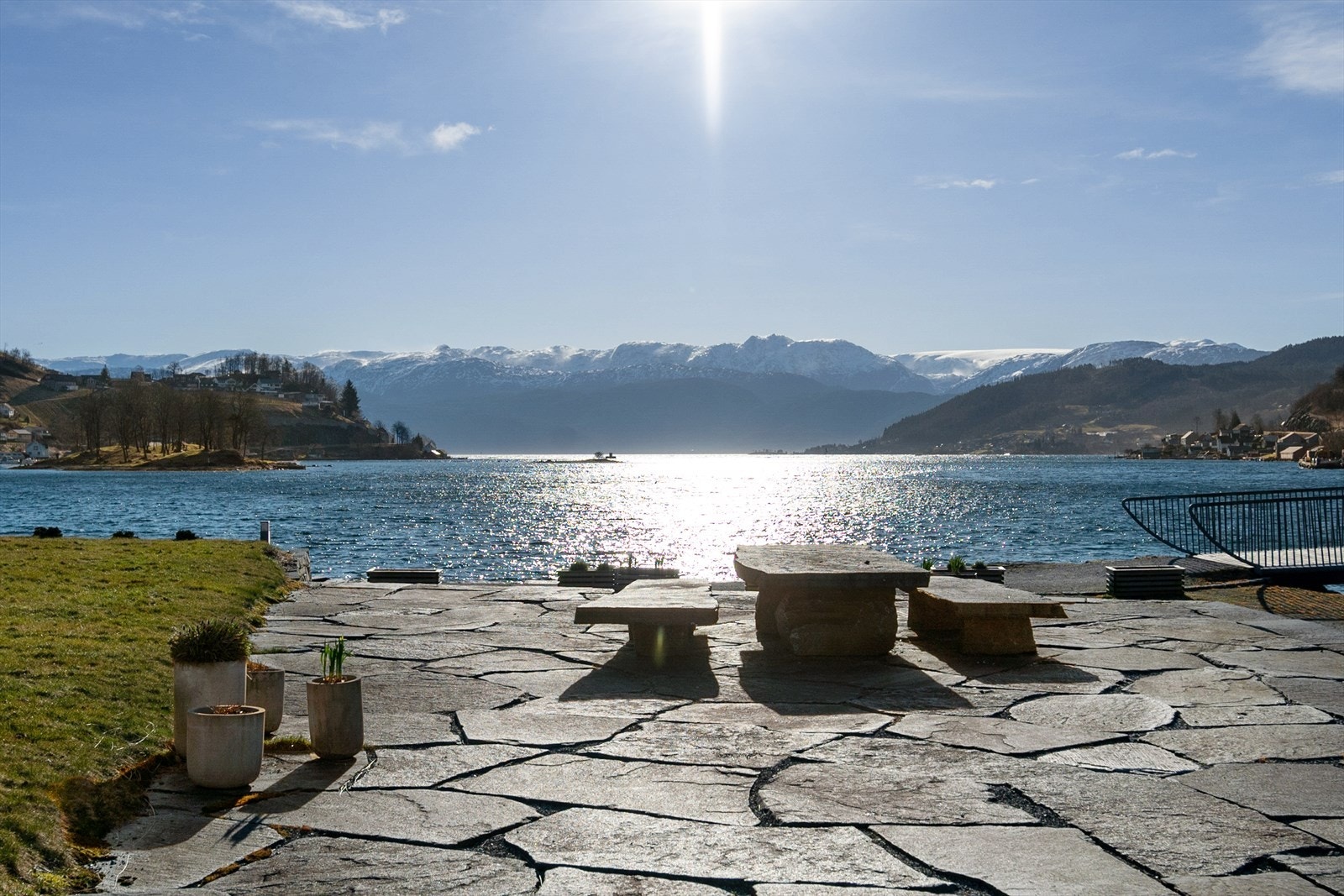 Her er like deilig å se utover stjernehimmelen en vinternatt med islagt fjord, som det er å høre fuglekvitring en tidlig vårmorgen Galleribilde
