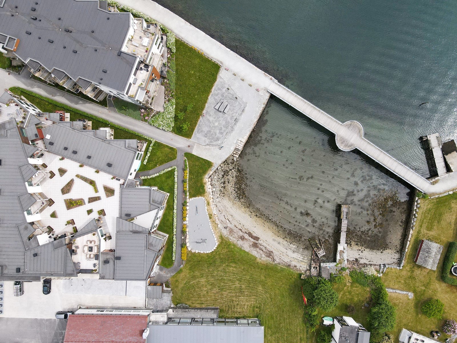 Den private sandstranden og området rundt er meget pent opparbeidet Galleribilde