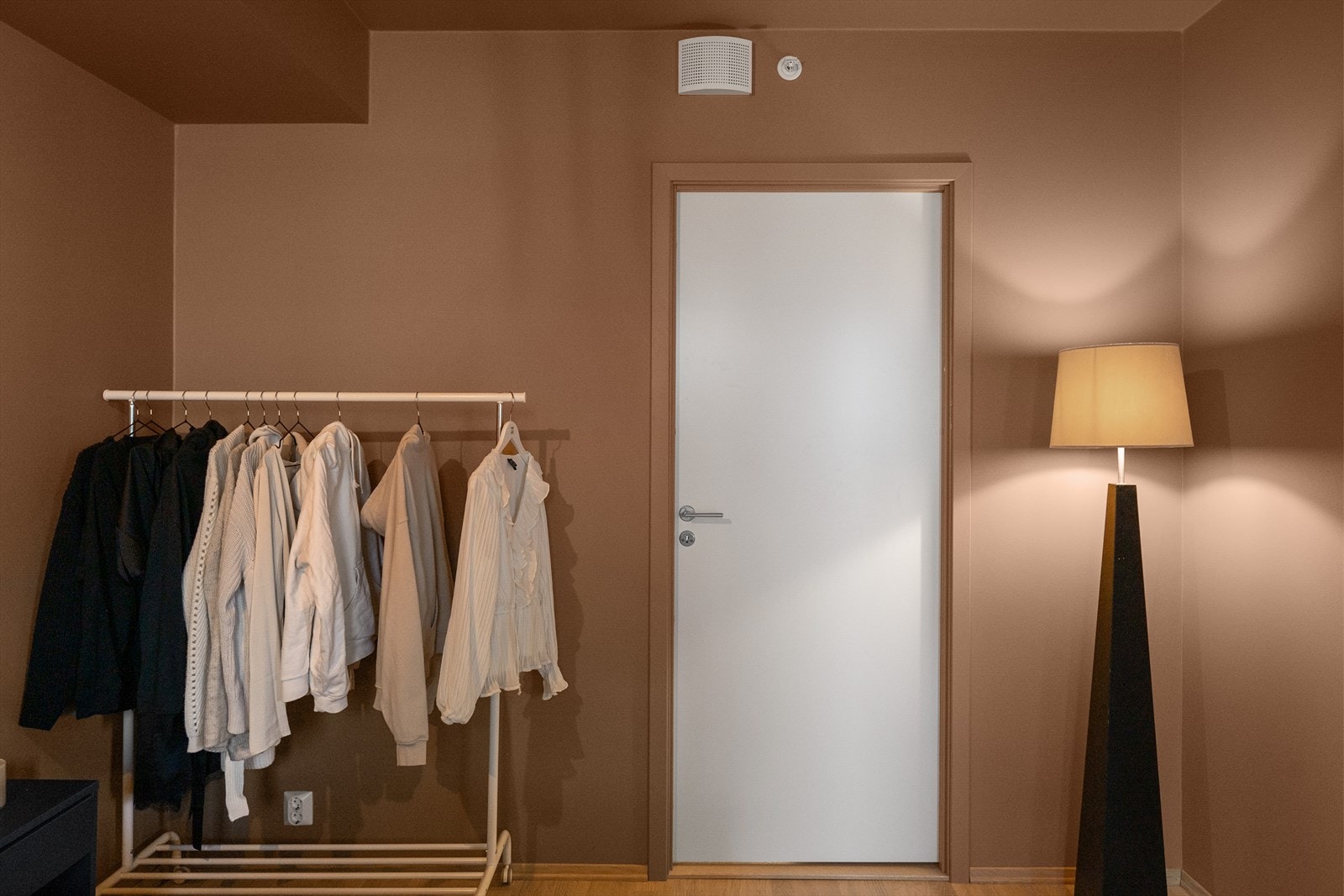Fra hovedsoverommet er det tilkomst til eget omkledningsrom Galleribilde