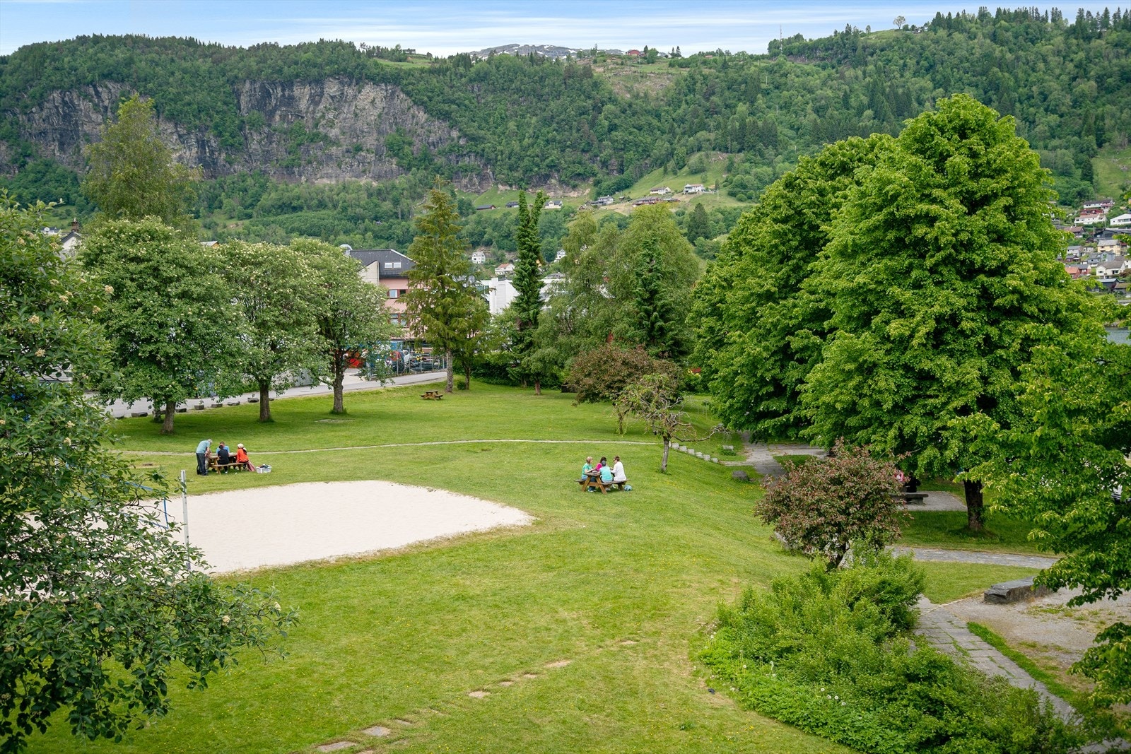 Når varmen slår mot sommer, kommer de første parkgjestene og den urbane tilværelsen slår inn Galleribilde