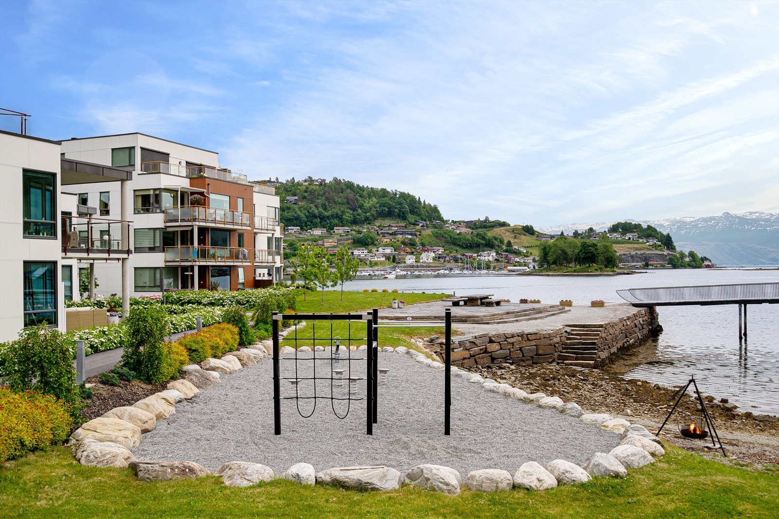 Besøkende barn får gleden av lekeplass, og de voksne kan kose seg like ved med både benk og strand Galleribilde