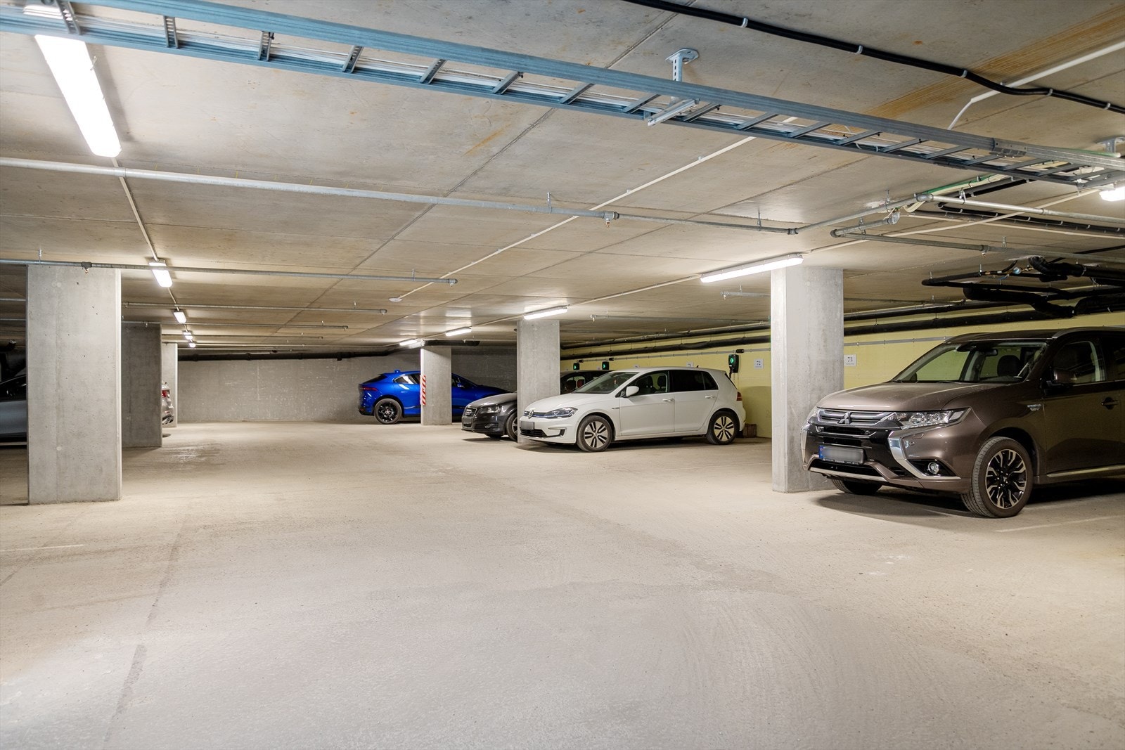 Medfølgende fast garasjeplass med tørrskodd tilkomst den aktuelle leilighet Galleribilde
