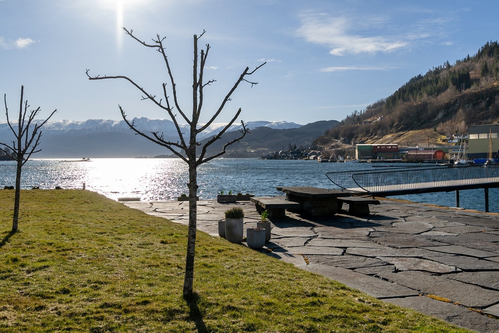 Sameiet har nydelige fellesareal med benk, hage og takterrasse Galleribilde
