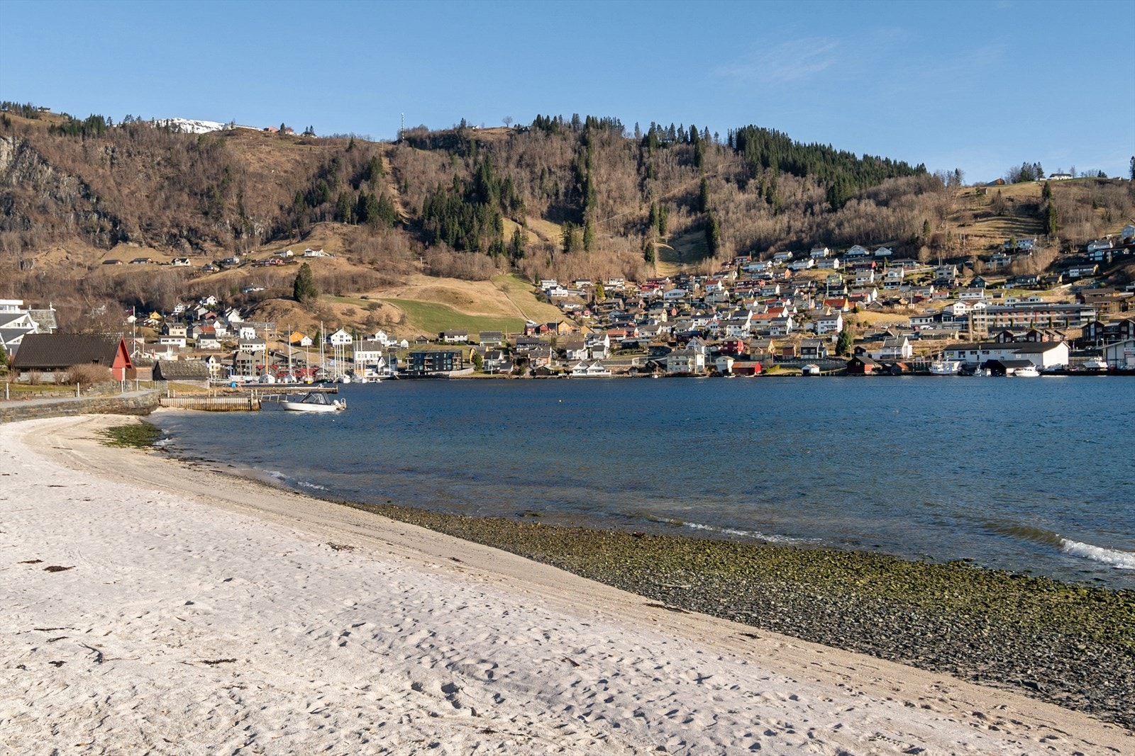 Det er noe eget å bo så nært sjøen hvor man kan følge fjordens endring gjennom årstidene Galleribilde