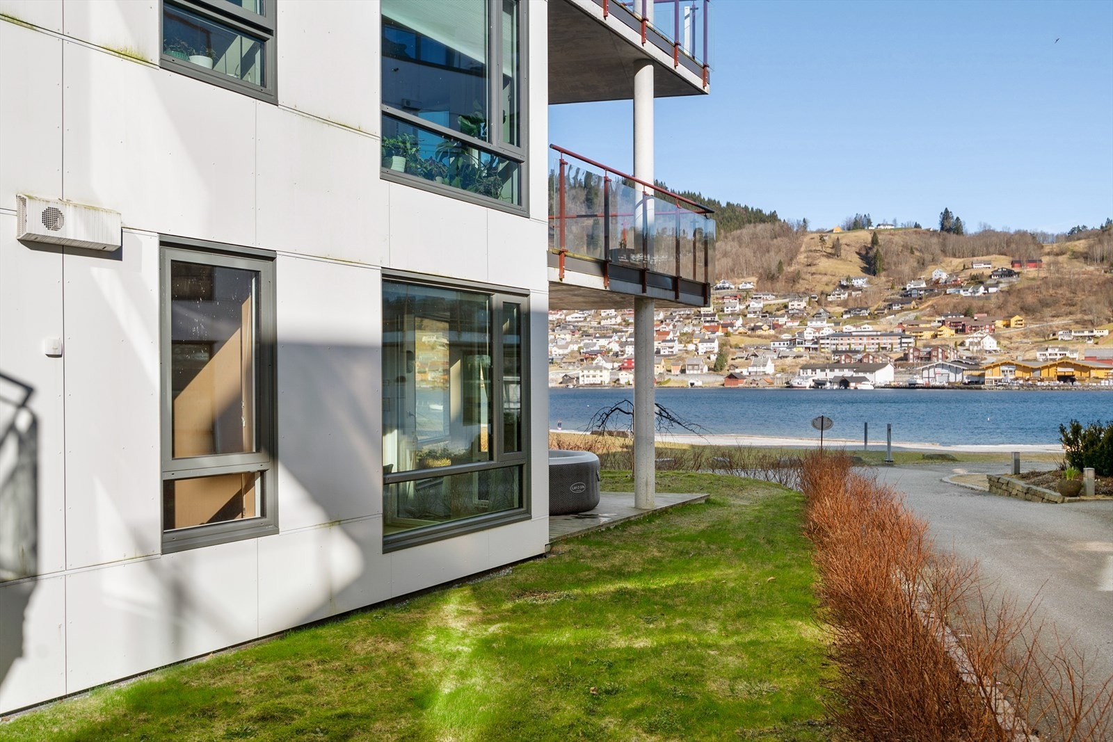 Det skal godt gjøres å komme nærmere badestrand enn dette her. Denne plassen bør oppleves! Galleribilde