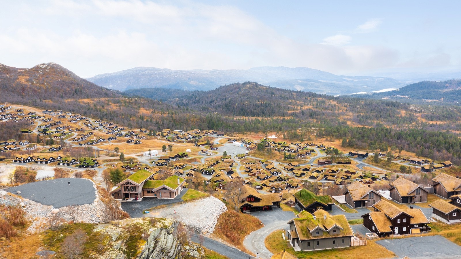 Rauland er kjent for sin snøsikkerhet, komfortabelt klima og store fjellområder tett opp mot Hardangervidda som gir et fortreffelig utgangspunkt for turer i viddetraktene på Rauland Galleribilde
