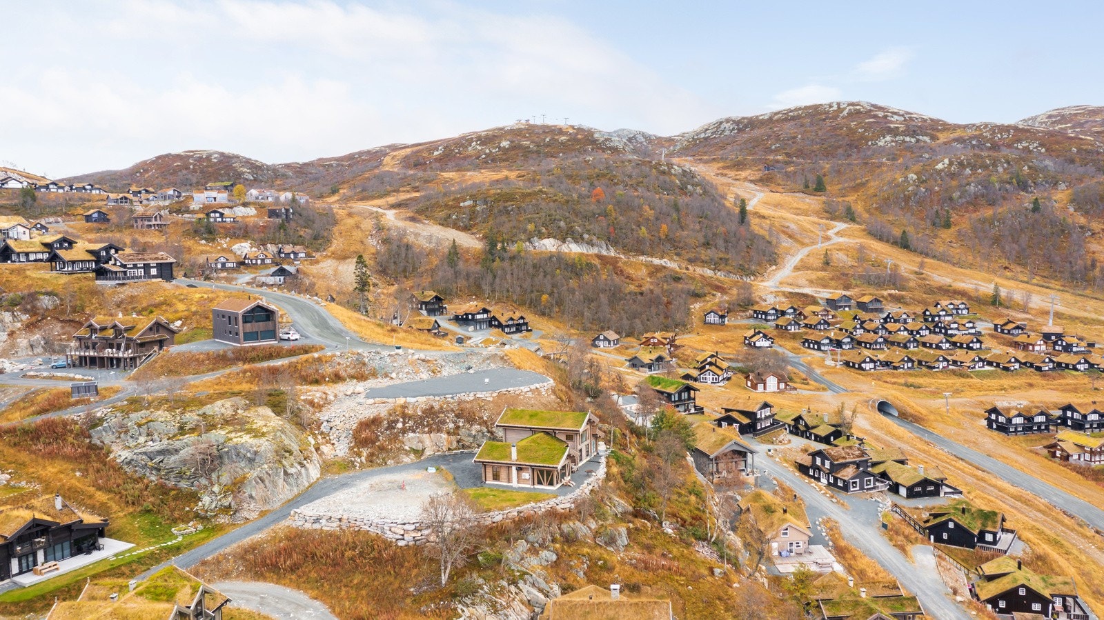 Tomten ligger midt i smørøyet både når man skal gå langrennsski og kjøre alpint Galleribilde