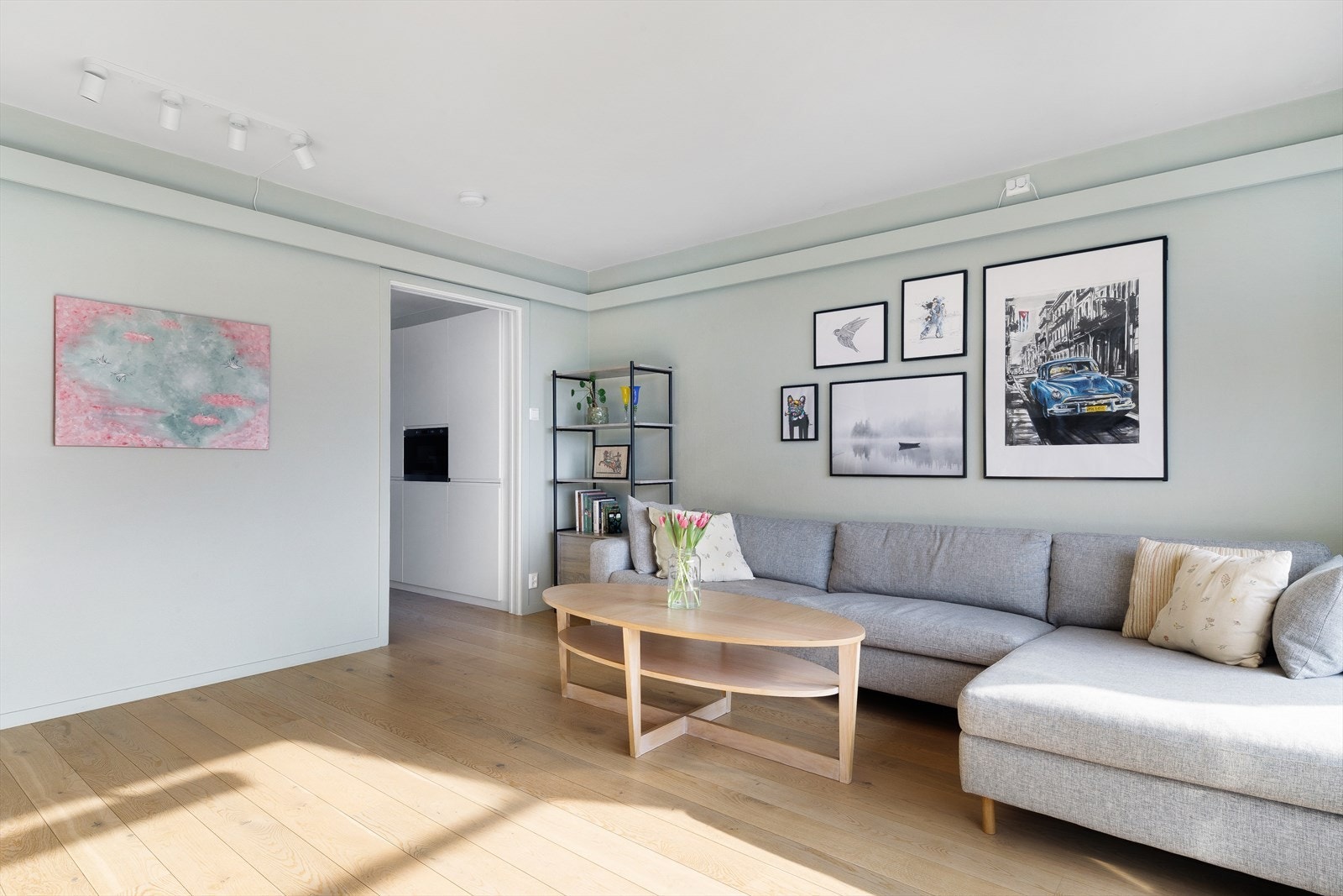 Stuen er romslig med plass til både sofagruppe og tv-møbel. Galleribilde