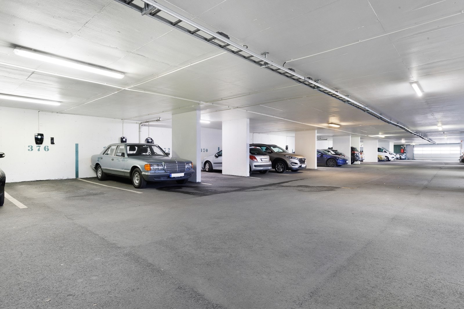 Fast parkering i lukket garasje med el-bil lader. Galleribilde