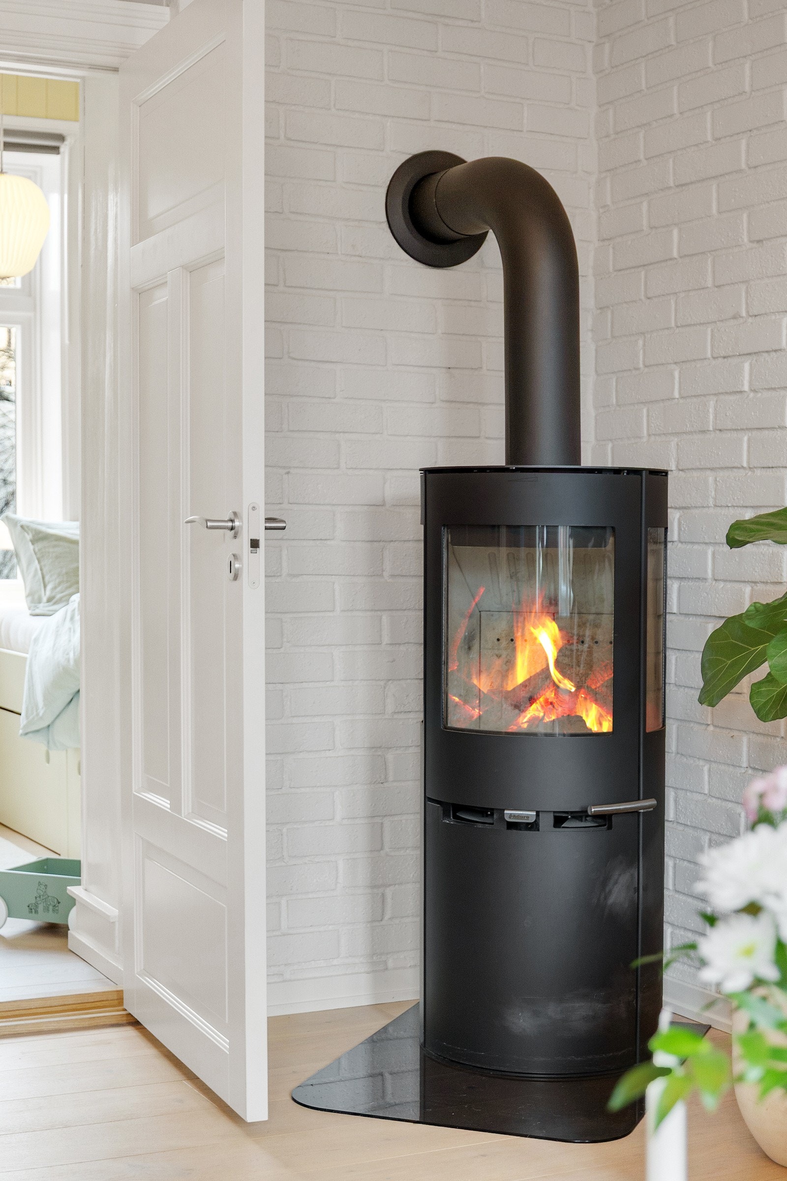 I hjørnet av stuen har du en peisovn fra 2020 som varmer godt og bidrar til en koselig atmosfære. Pipeløpene ble rehabilitert i 2012. Galleribilde