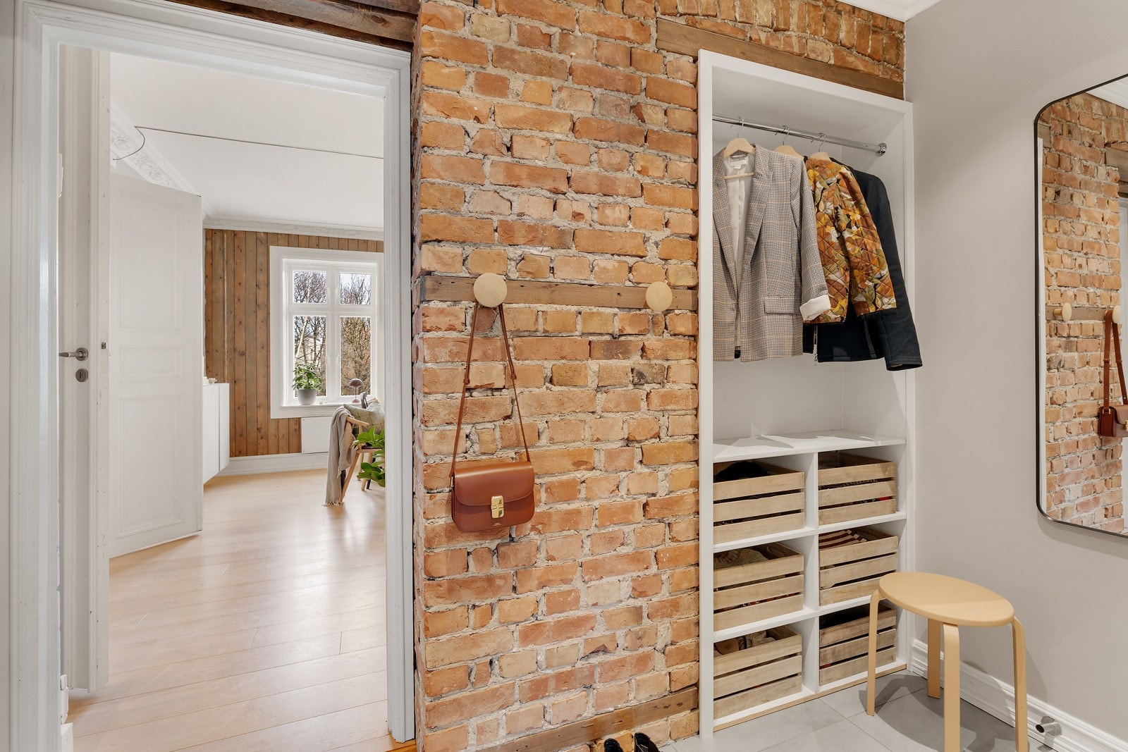 Leiligheten har en svært lys og innbydende entré som umiddelbart gir deg et godt førsteinntrykk av denne fine leiligheten. Galleribilde