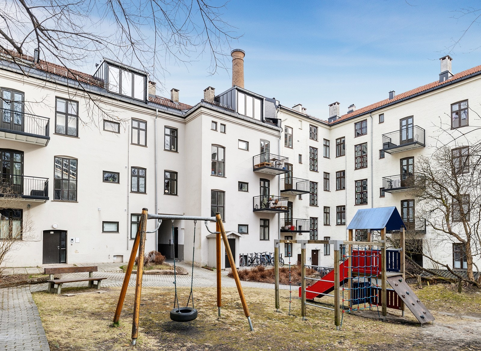 Flere hyggelige sittegrupper og bakgården oppleves som en oase for beboerne. Galleribilde