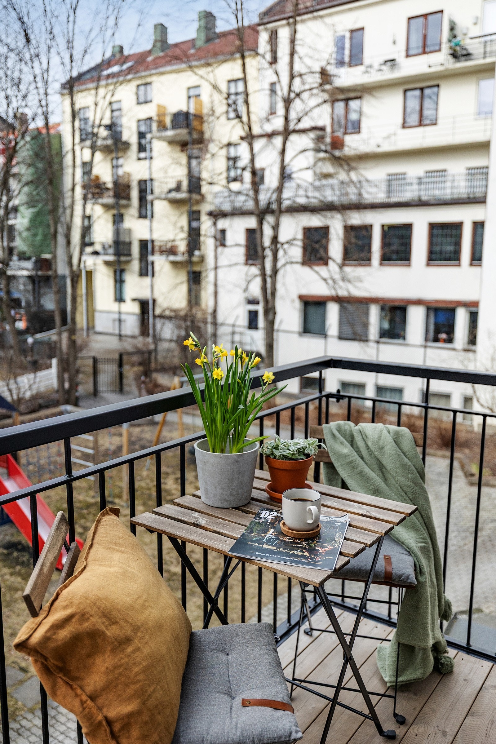 Her er det god plass til utemøblement, grill og beplantning. Her kan du nyte varme sommerkvelder med hyggelig utsyn mot bakgård og nabolaget. Balkongen har svært gode solforhold med sol fra ca. kl. 13.00 til kl. 20.00. Galleribilde