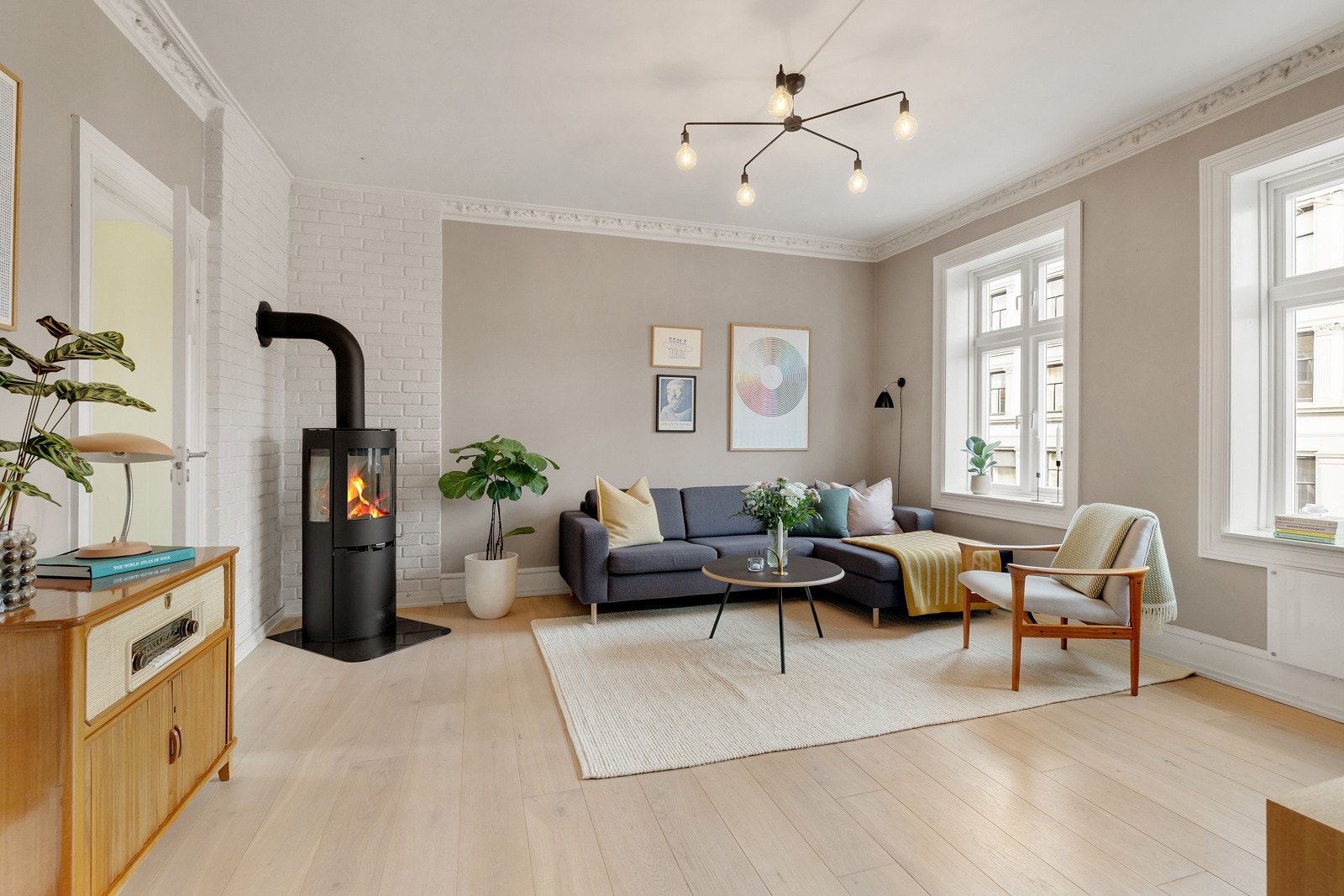 Her har du flere gode møbleringsmuligheter og god plass til sofagruppe, salongbord, TV-seksjon og øvrig ønsket møblement. Galleribilde