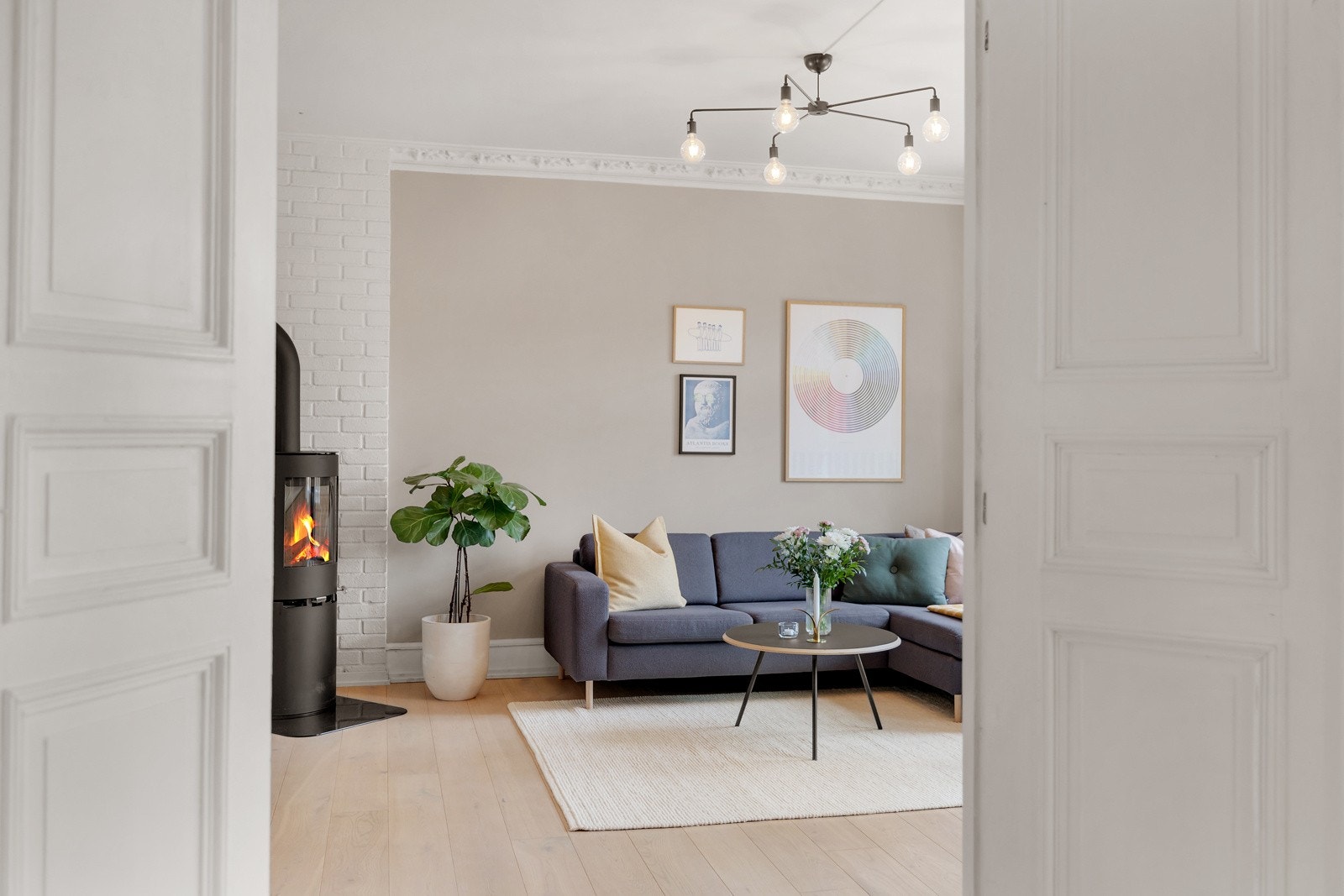 Gjennom klassiske fløydører kommer du inn til leilighetens koselige stue. Galleribilde