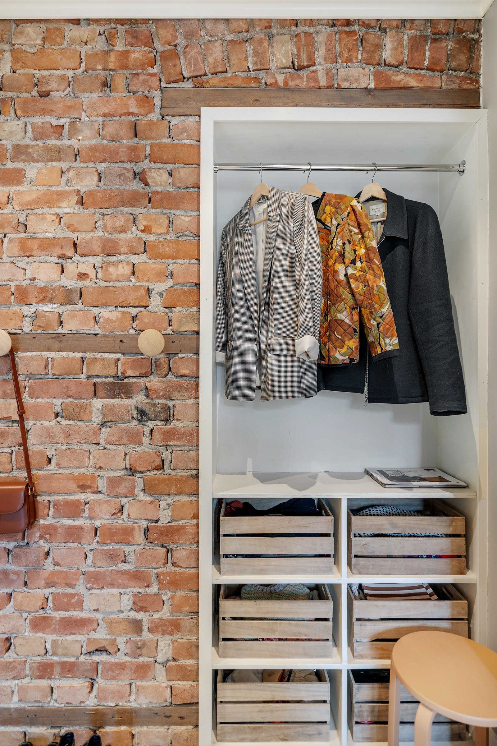 Her er det plass til oppheng av yttertøy og god lagringsplass i innebygd nisje. Galleribilde