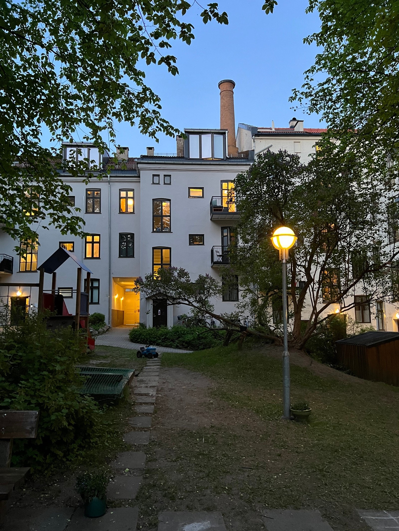 Flere hyggelige sittegrupper og bakgården oppleves som en oase for beboerne. Galleribilde