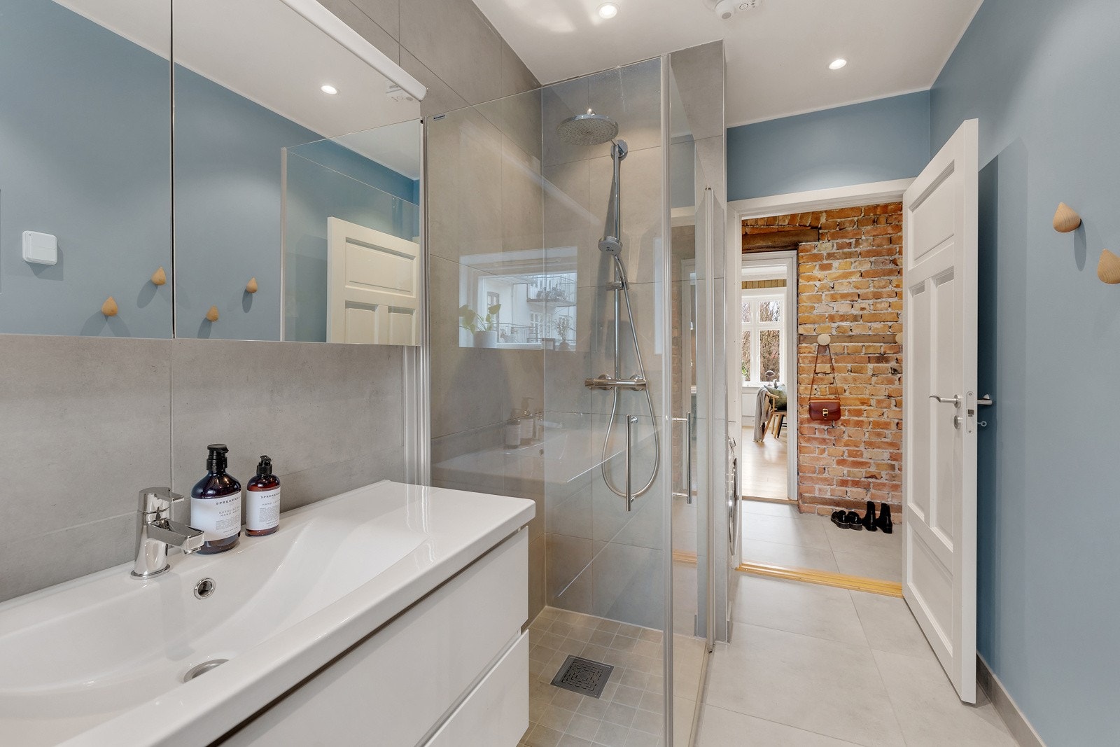 Godt med oppbevaringsplass i innredning og smart innebygd hylle. Galleribilde