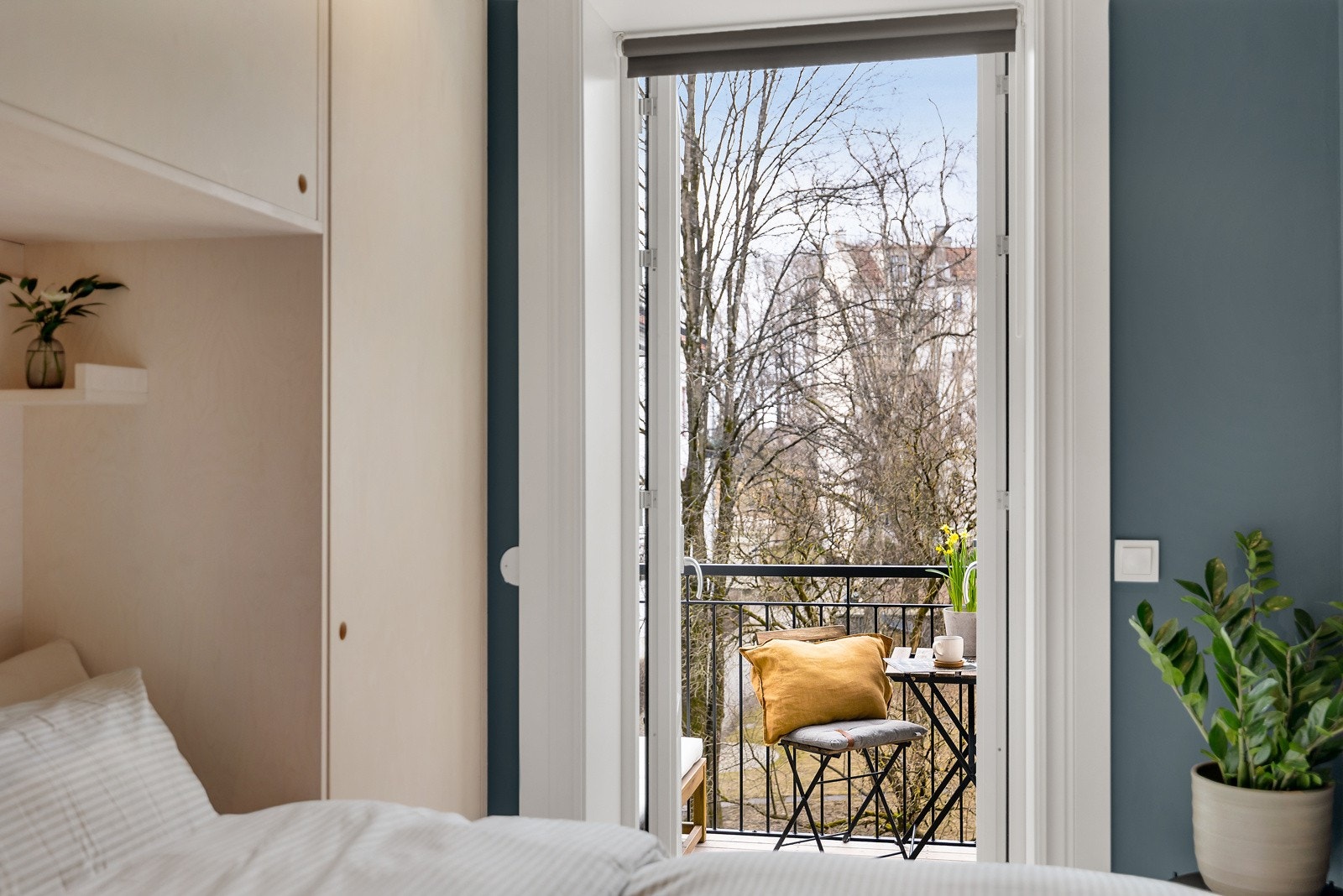 Utgang til leilighetens fantastiske vestvendte balkong fra soverommet. Galleribilde