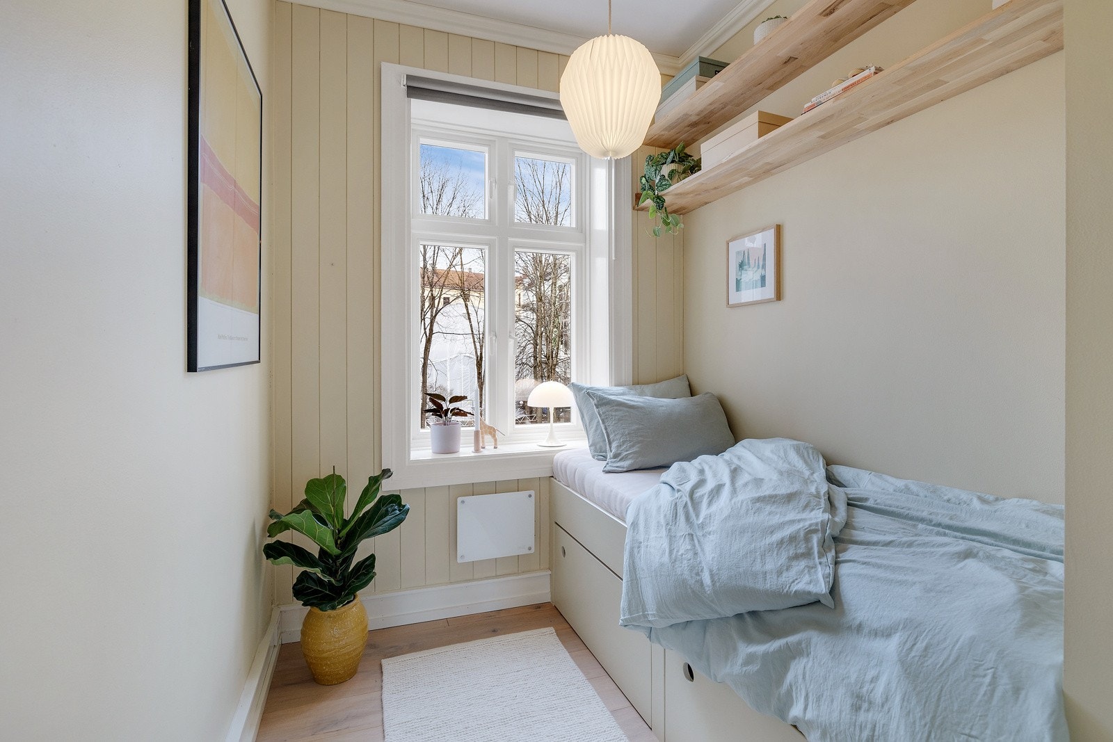 Soverom 2 har også en fin størrelse med plassbygd seng med oppbevaring under. Galleribilde