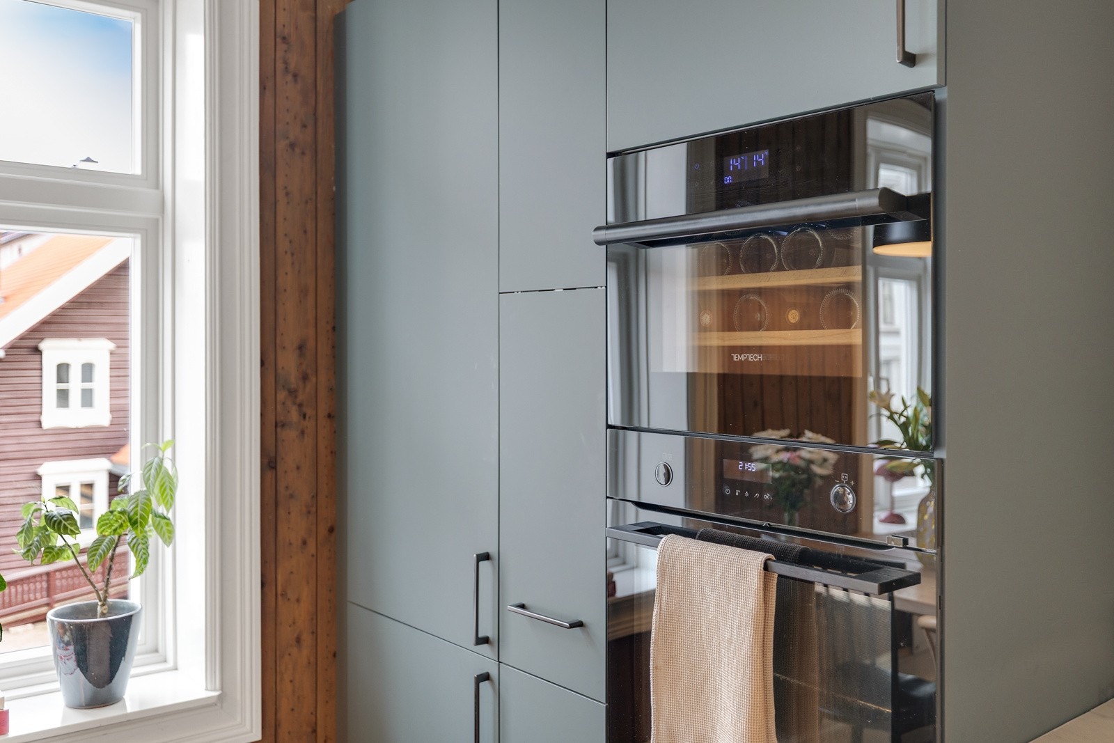 Kjøkkenet har nyere integrerte hvitevarer fra 2021 som kjøl/fryseskap, vinskap fra Temptech, stekeovn og platetopp. Galleribilde