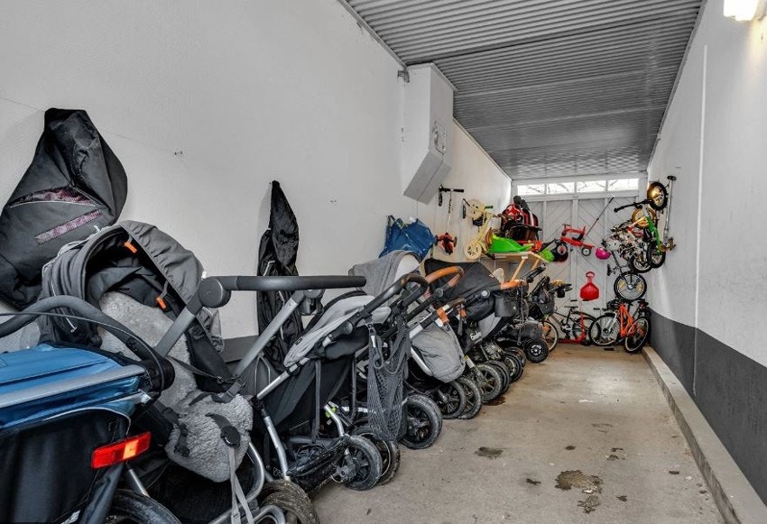 Felles barnevognbod i bakgården. Galleribilde