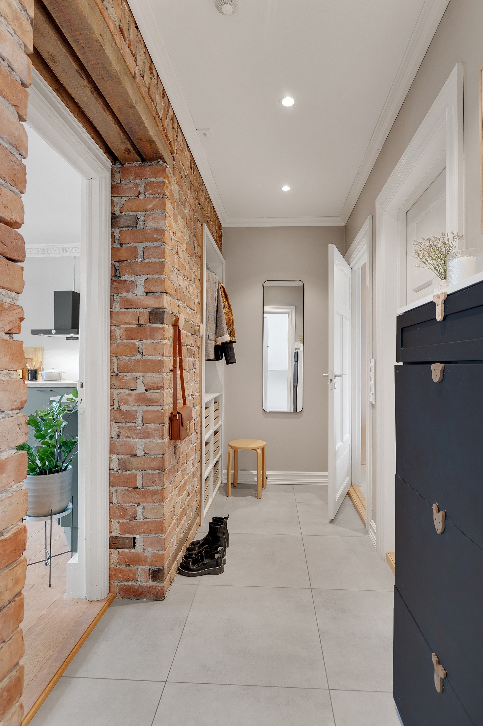 Leilighetens overflater fremstår delikate med slette malte flater, åpen teglsteinsvegg og flislagt gulv med gulvvarme. Galleribilde