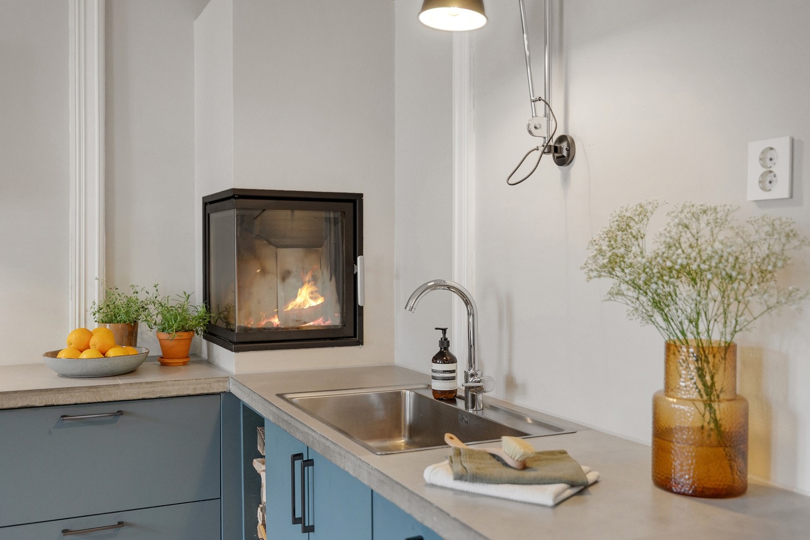 I hjørnet av kjøkkenet er det en plassbygd peisovn som gir kjøkkenet god varme og en lun følelse. Galleribilde