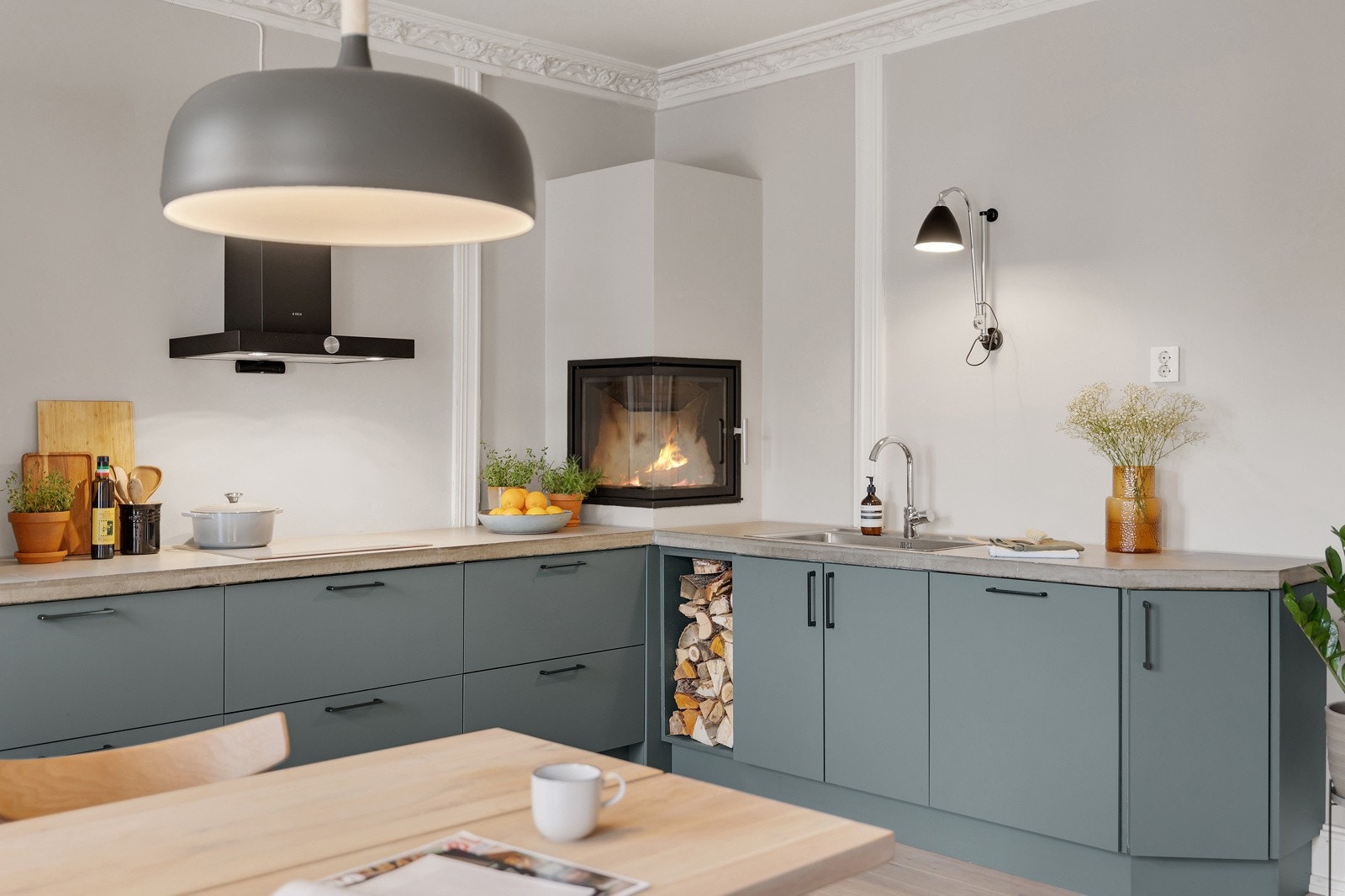 Kjøkkenet fremstår funksjonelt og moderne og har godt med oppbevaringsplass i skap og skuffer, samt rikelig med arbeidsplass på benk. Galleribilde