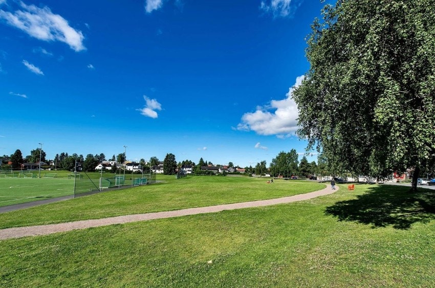 Nydelige Voldsløkka med fotball, beachvolley og lekeplasser Galleribilde