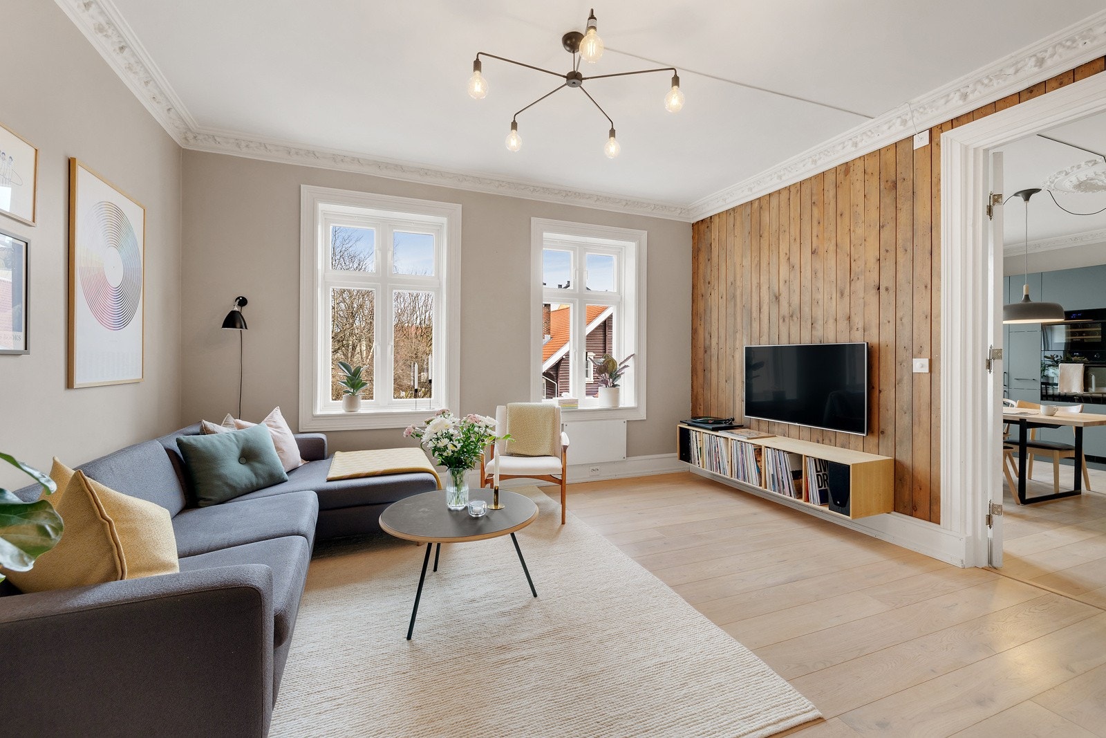 Rommets store klassiske vindusflater fra 2018 og gode takhøyde på 2,77 meter sørger for en luftig romfølelse og ikke minst svært gode lysforhold. Galleribilde