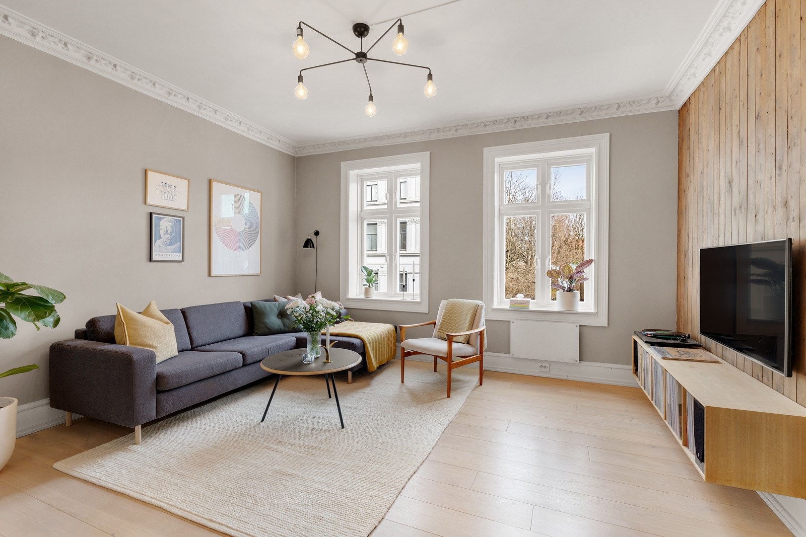 Gulvet er belagt med pen enstavs parkett og veggene er malt i tidsriktige fargetoner. Galleribilde